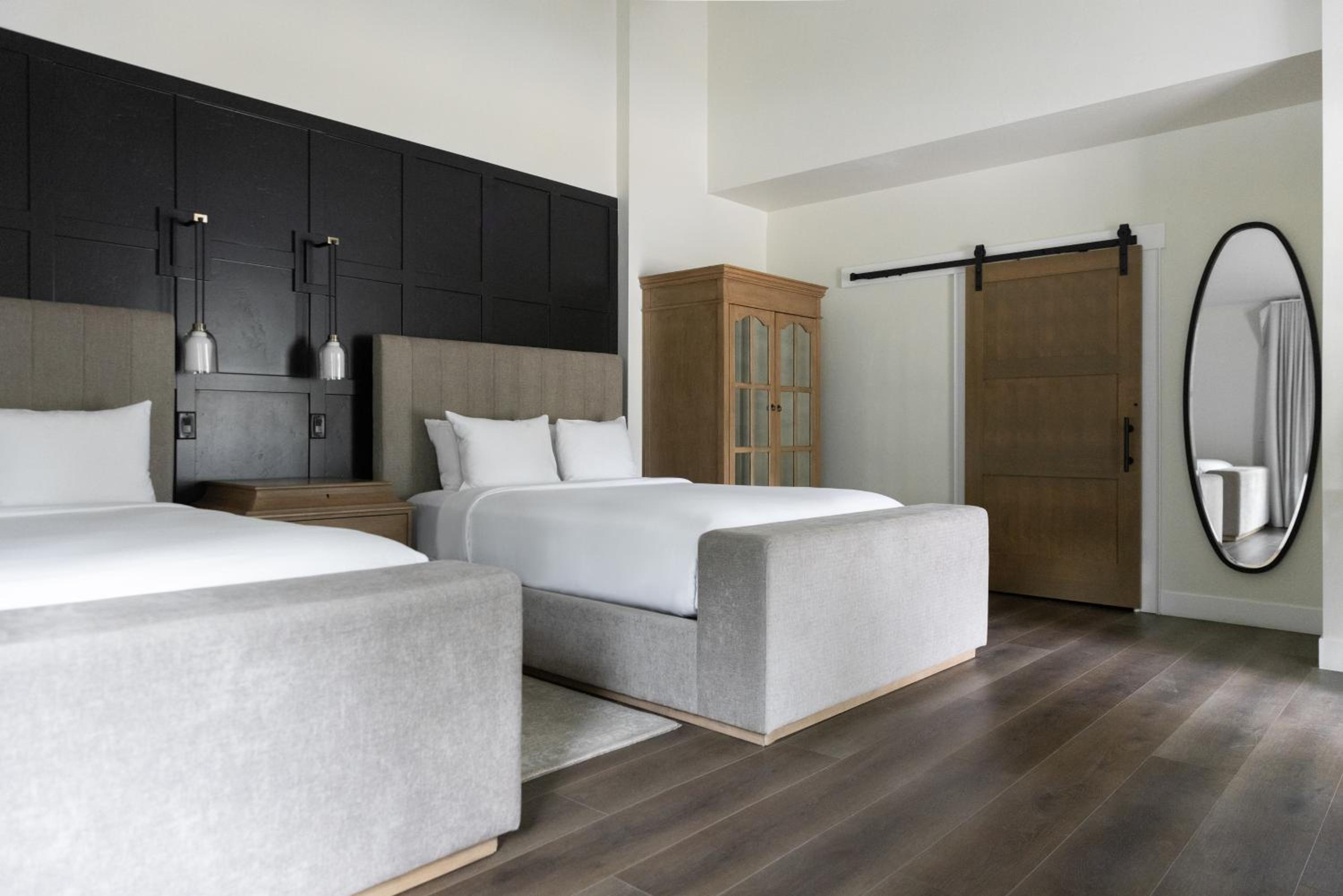 Queen Room with Two Queen Beds - Disability Access photo 3