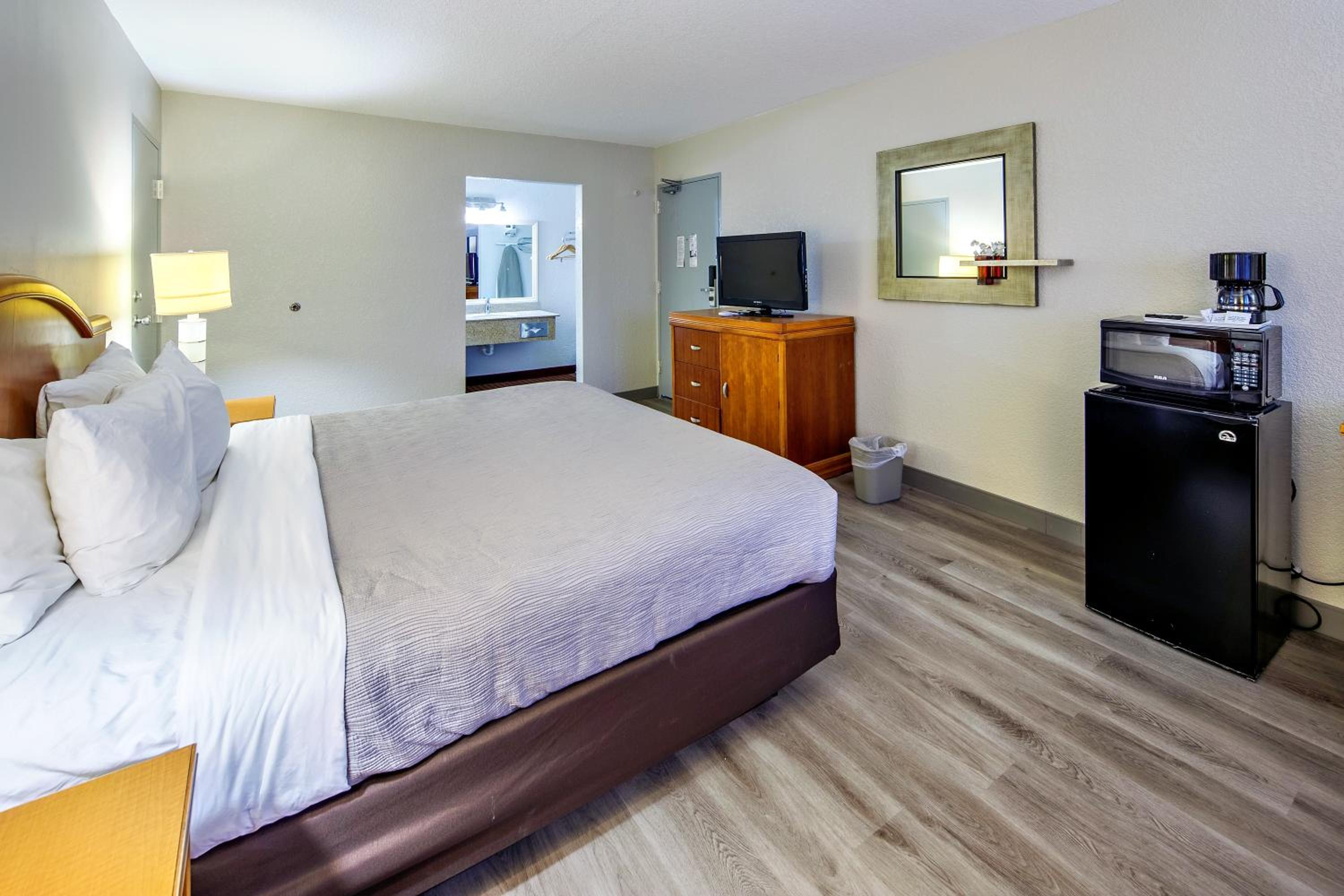 Standard King Room - Non-Smoking  - Photo 3