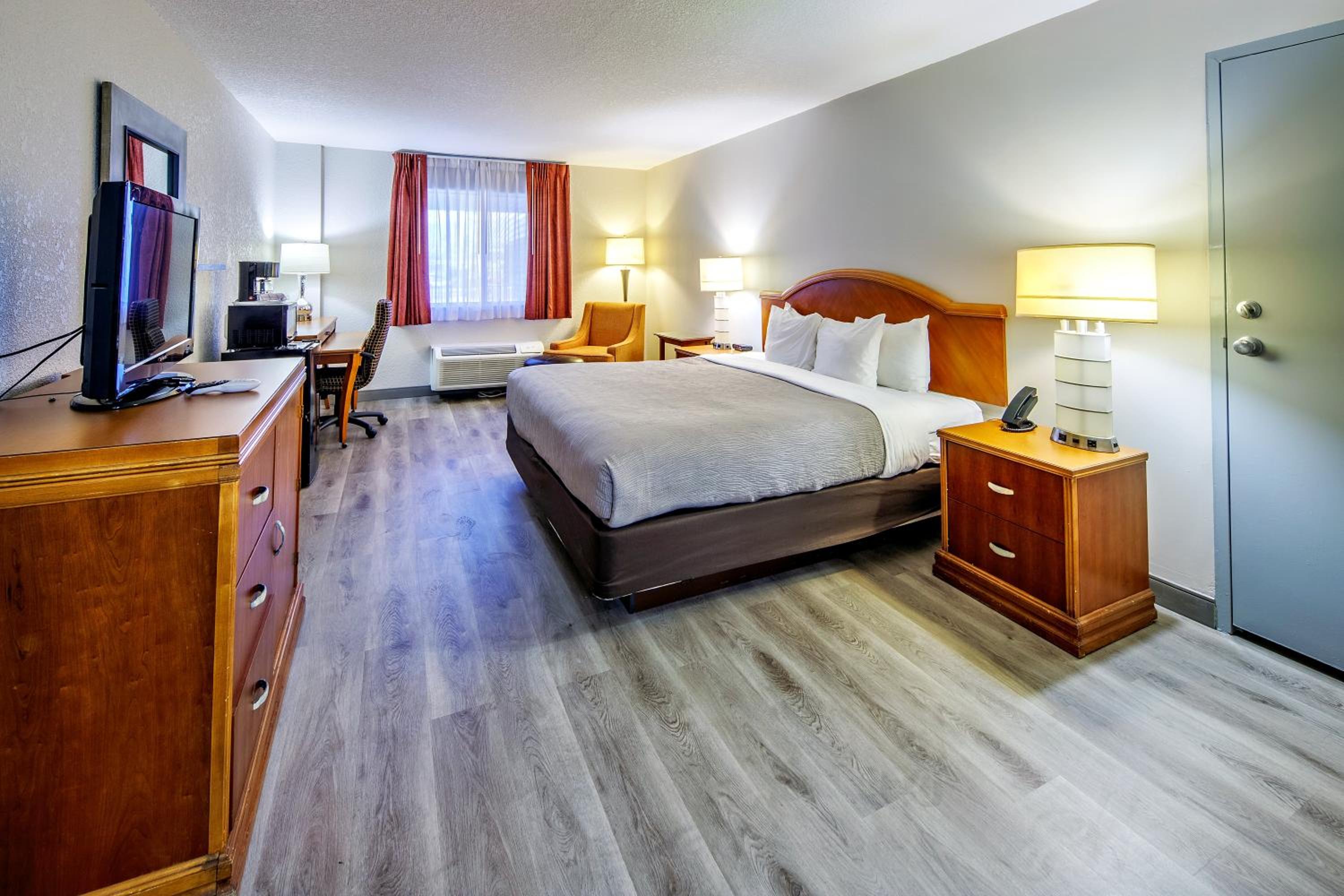 Standard King Room - Non-Smoking  - Photo 5