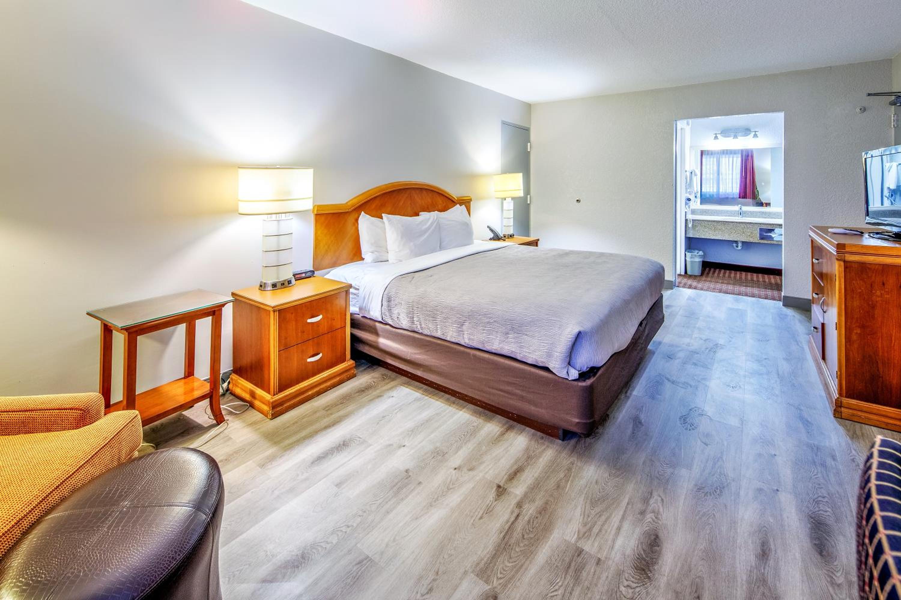 Standard King Room - Non-Smoking  - Photo 6
