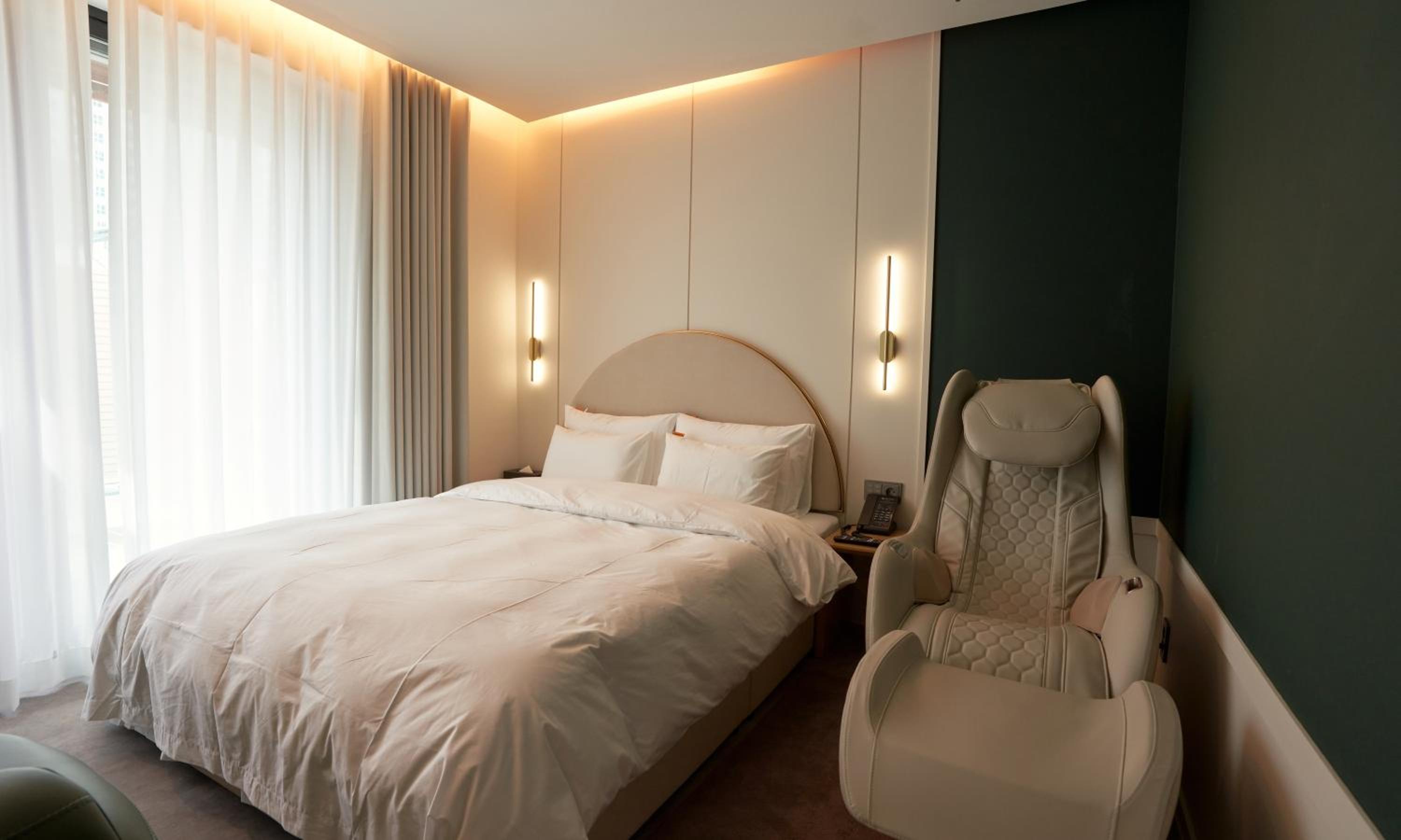 Standard King Room - Photo 12