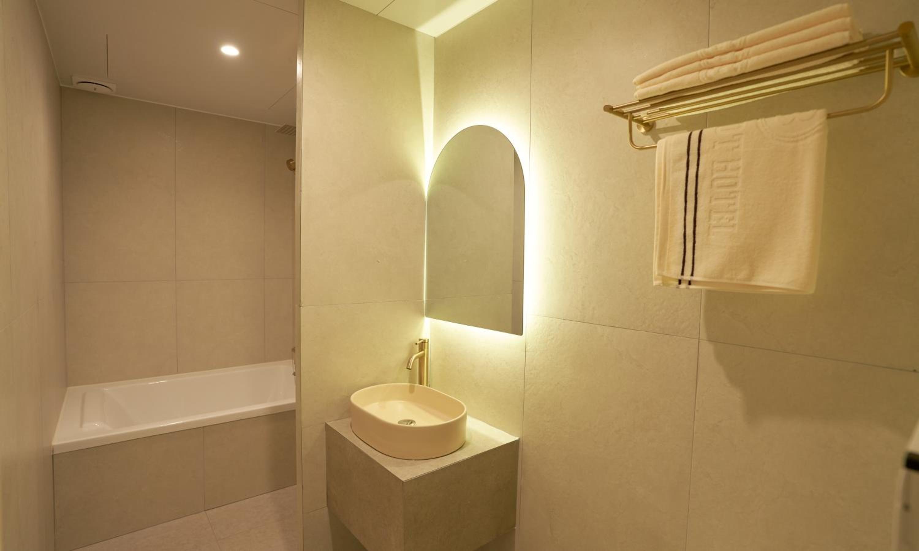 Standard King Room - Photo 11
