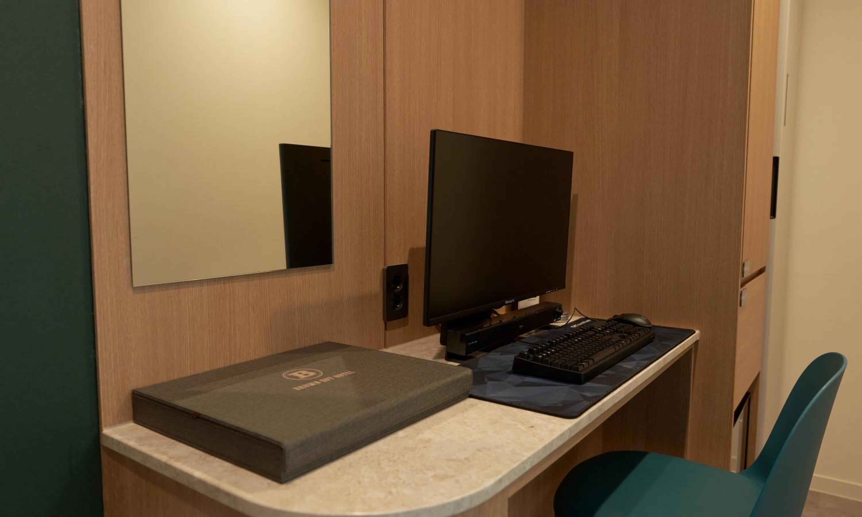 Standard King Room - Photo 10