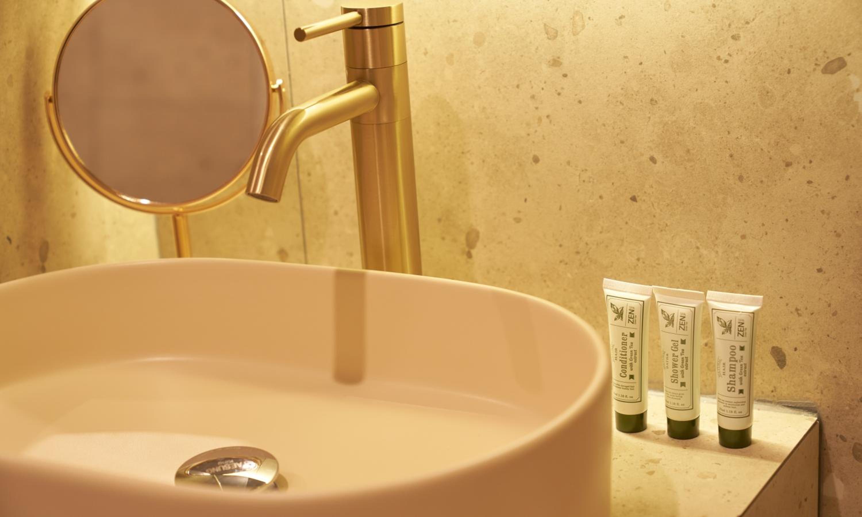 Deluxe Suite - Photo 11