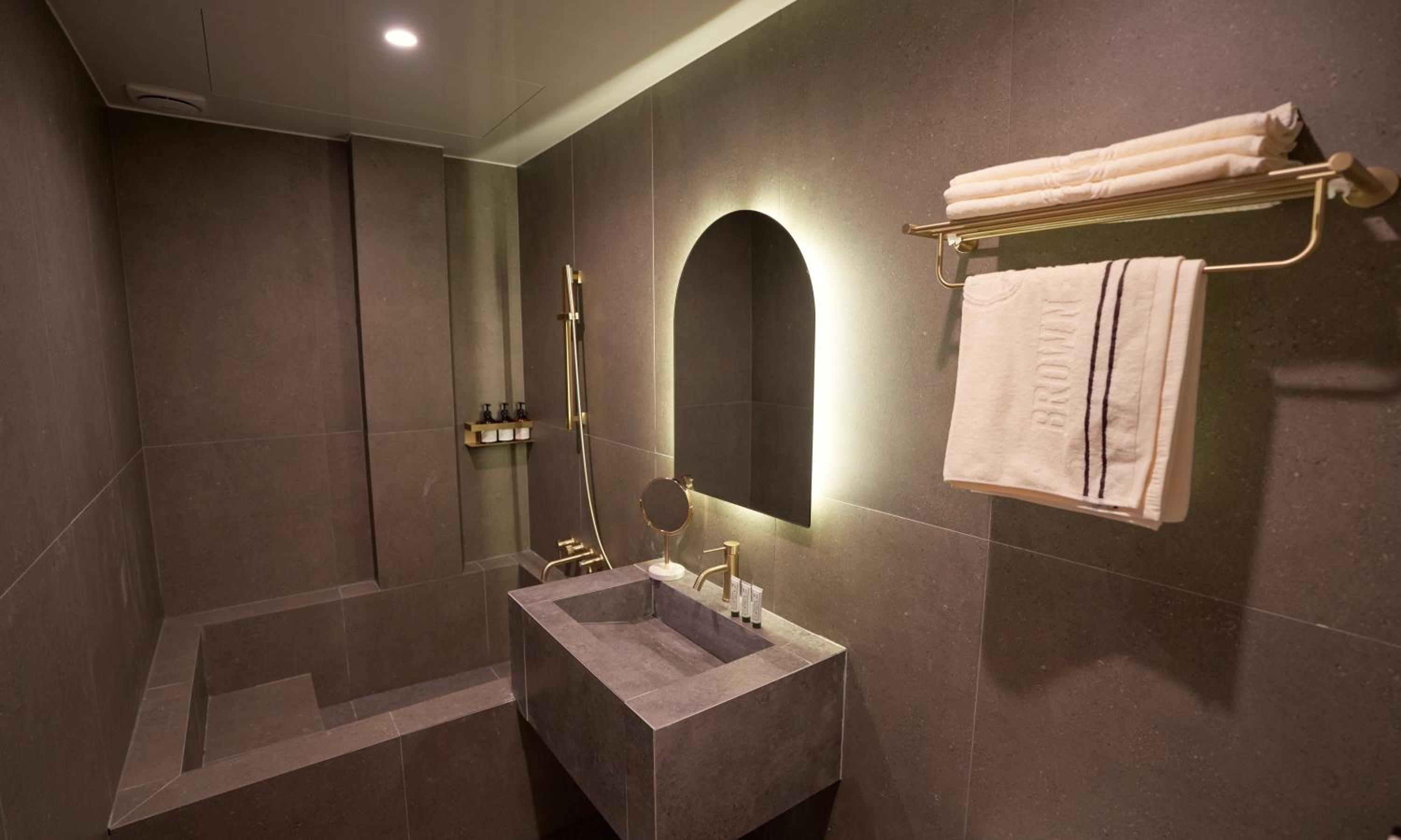 Superior King Room - Photo 6