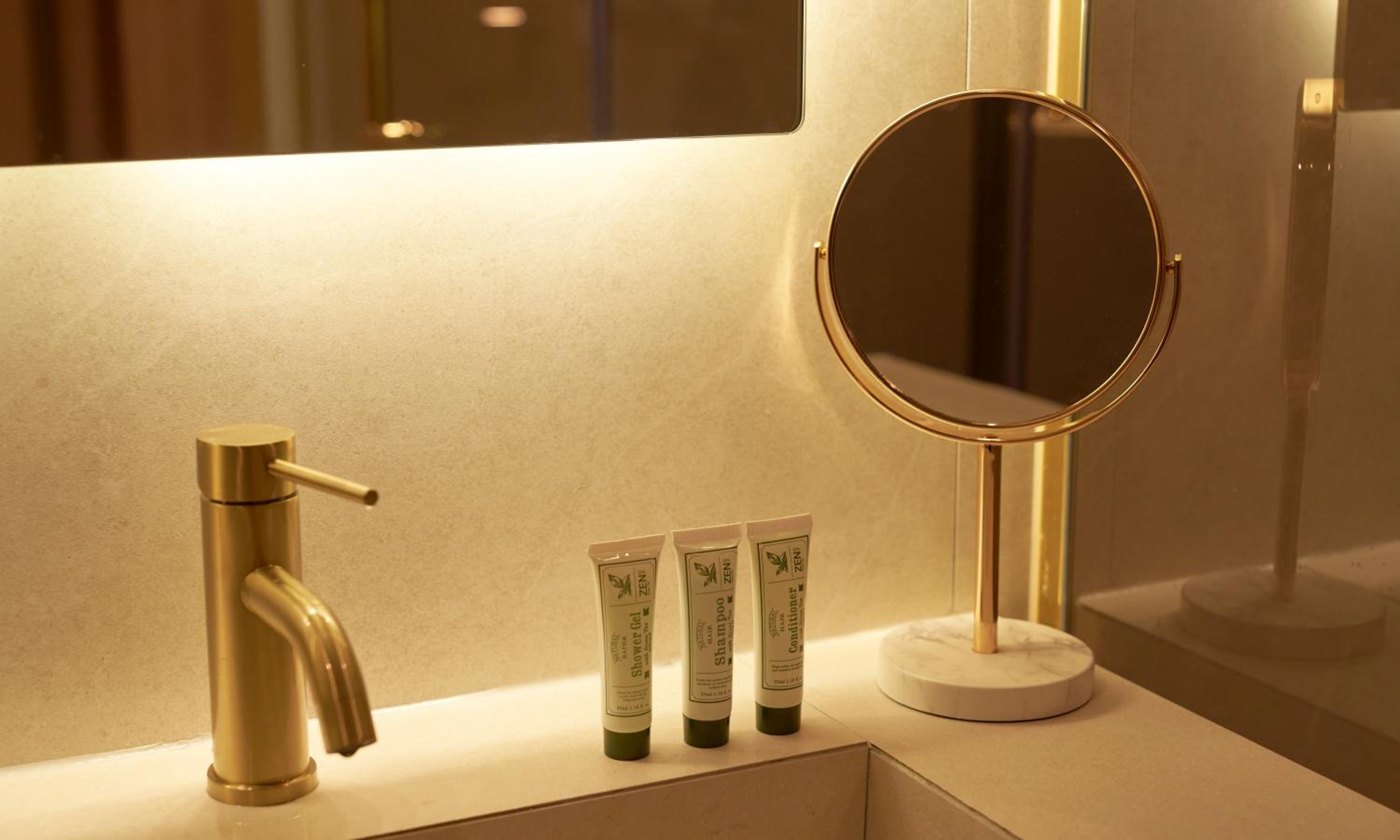 Superior Suite - Photo 12