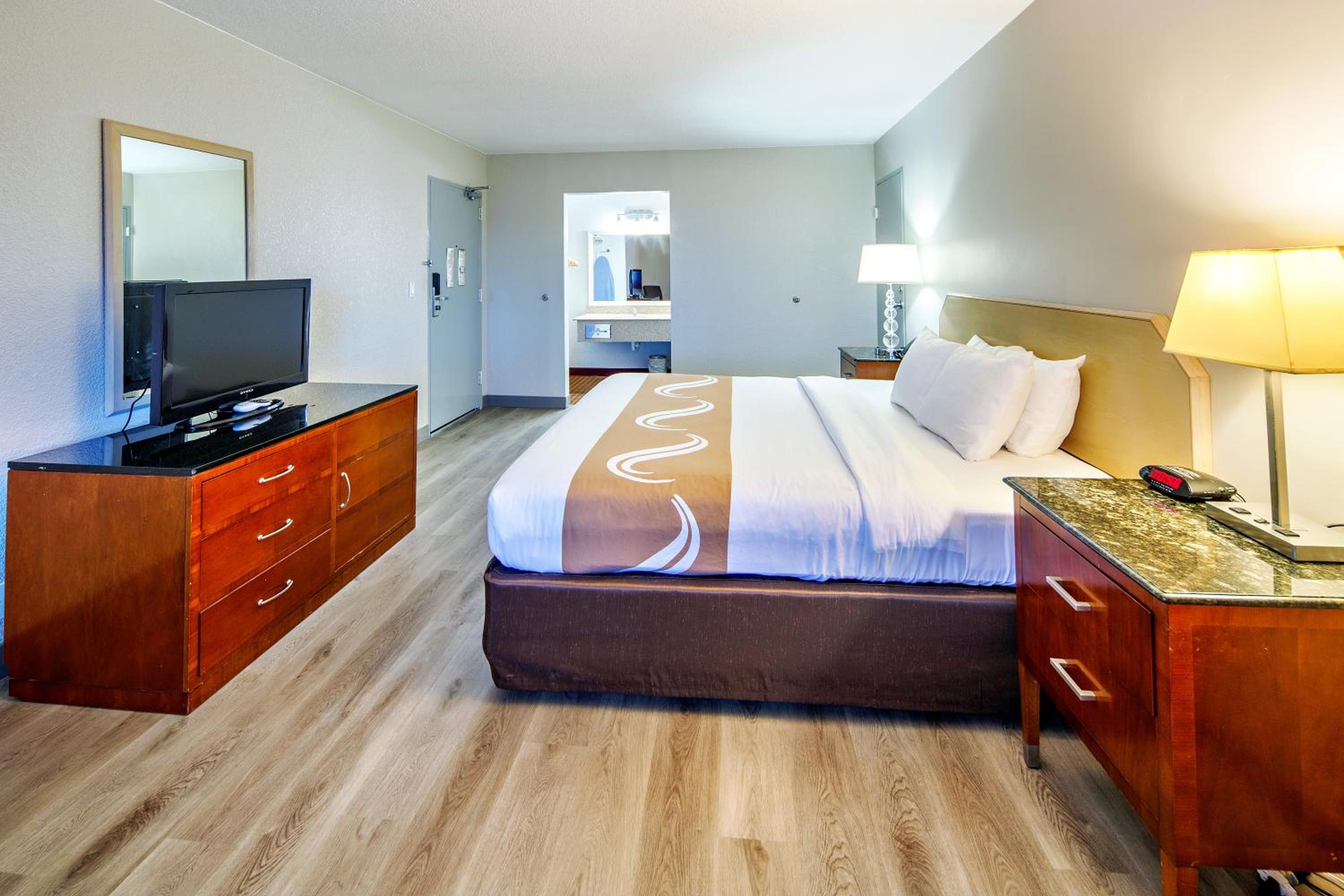 Standard King Room - Non-Smoking  - Photo 1