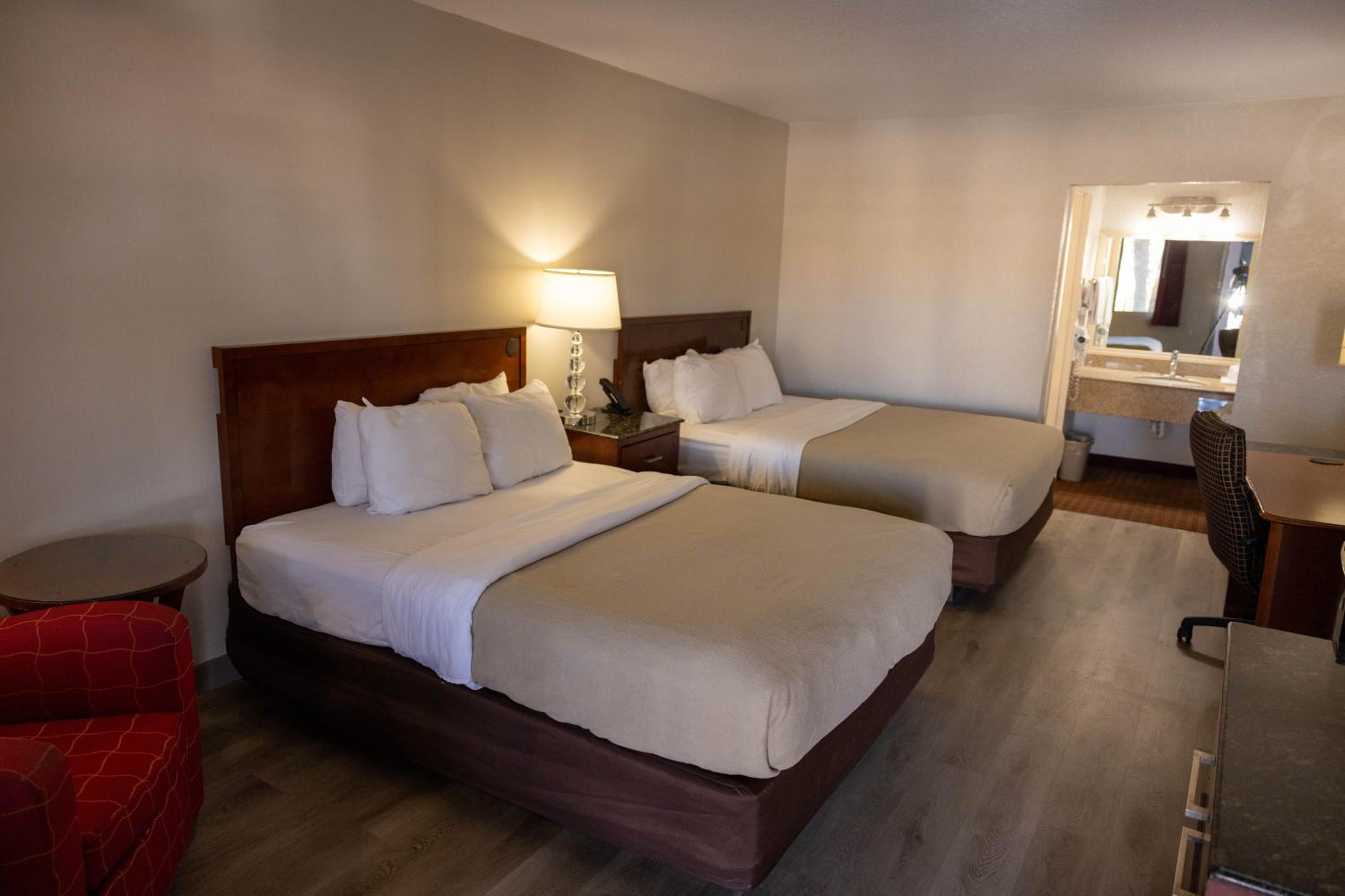 Standard Queen Room With Two Queen Beds - Non-Smoking - Photo 3