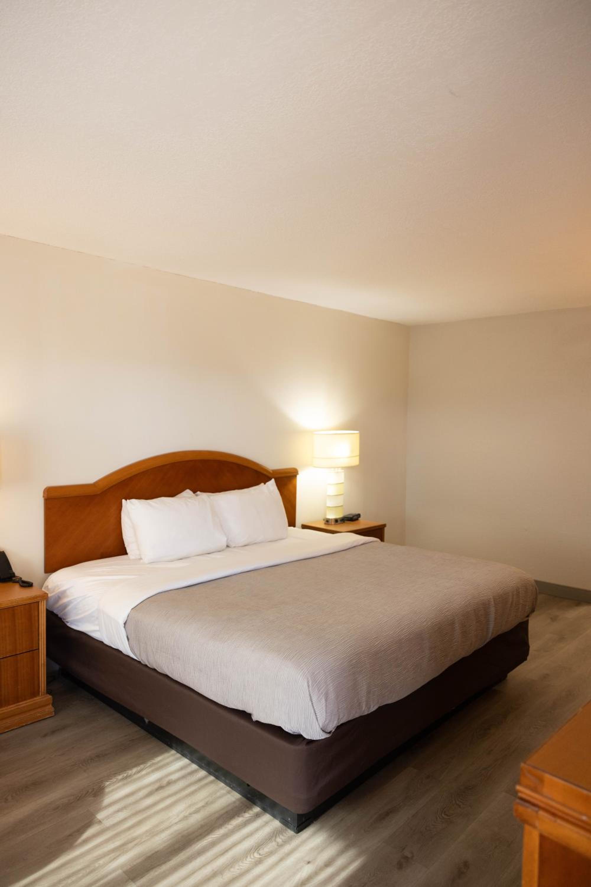 King Room - Accessible/Non-Smoking - Photo 2