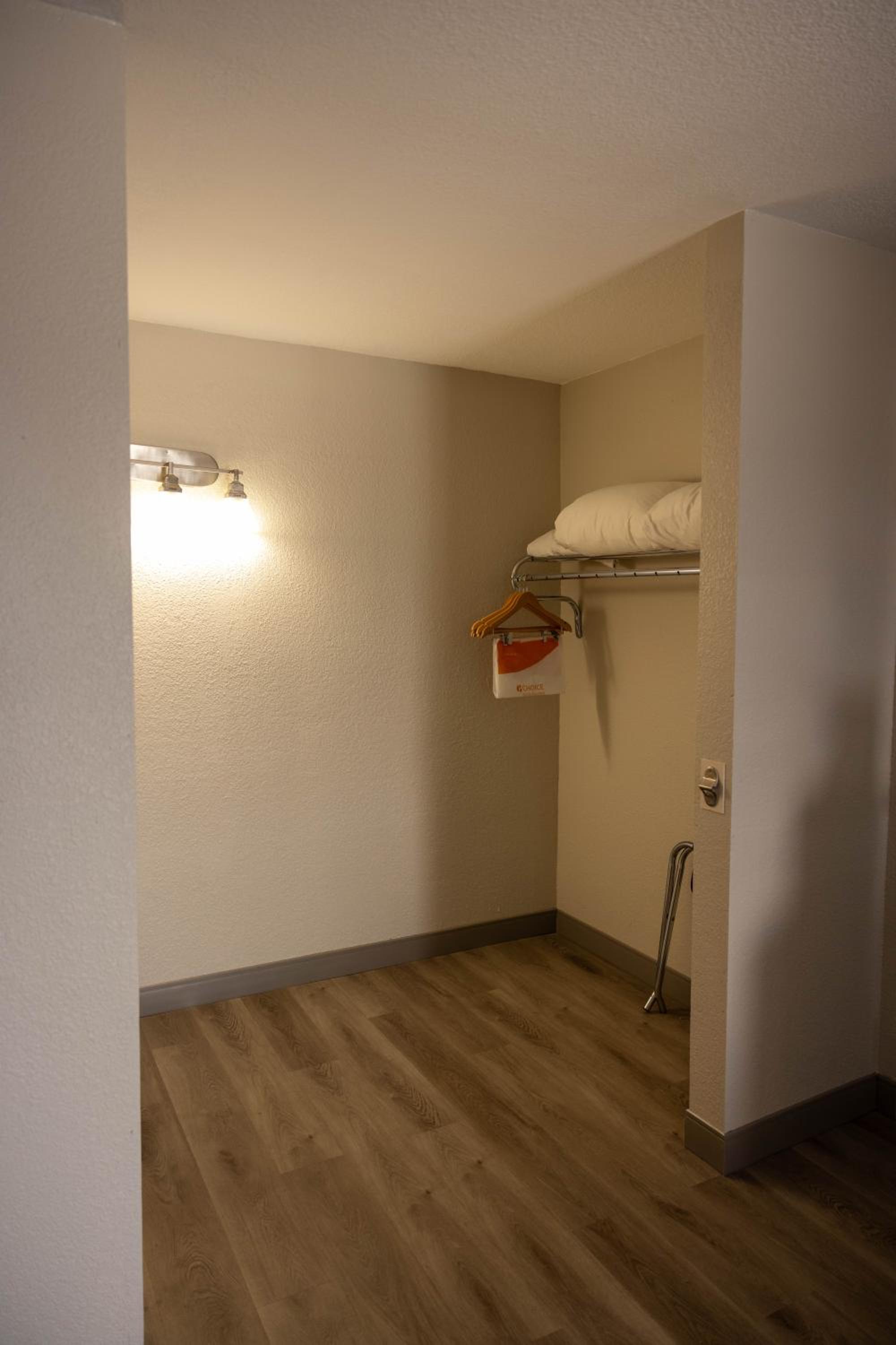 King Room - Accessible/Non-Smoking - Photo 1