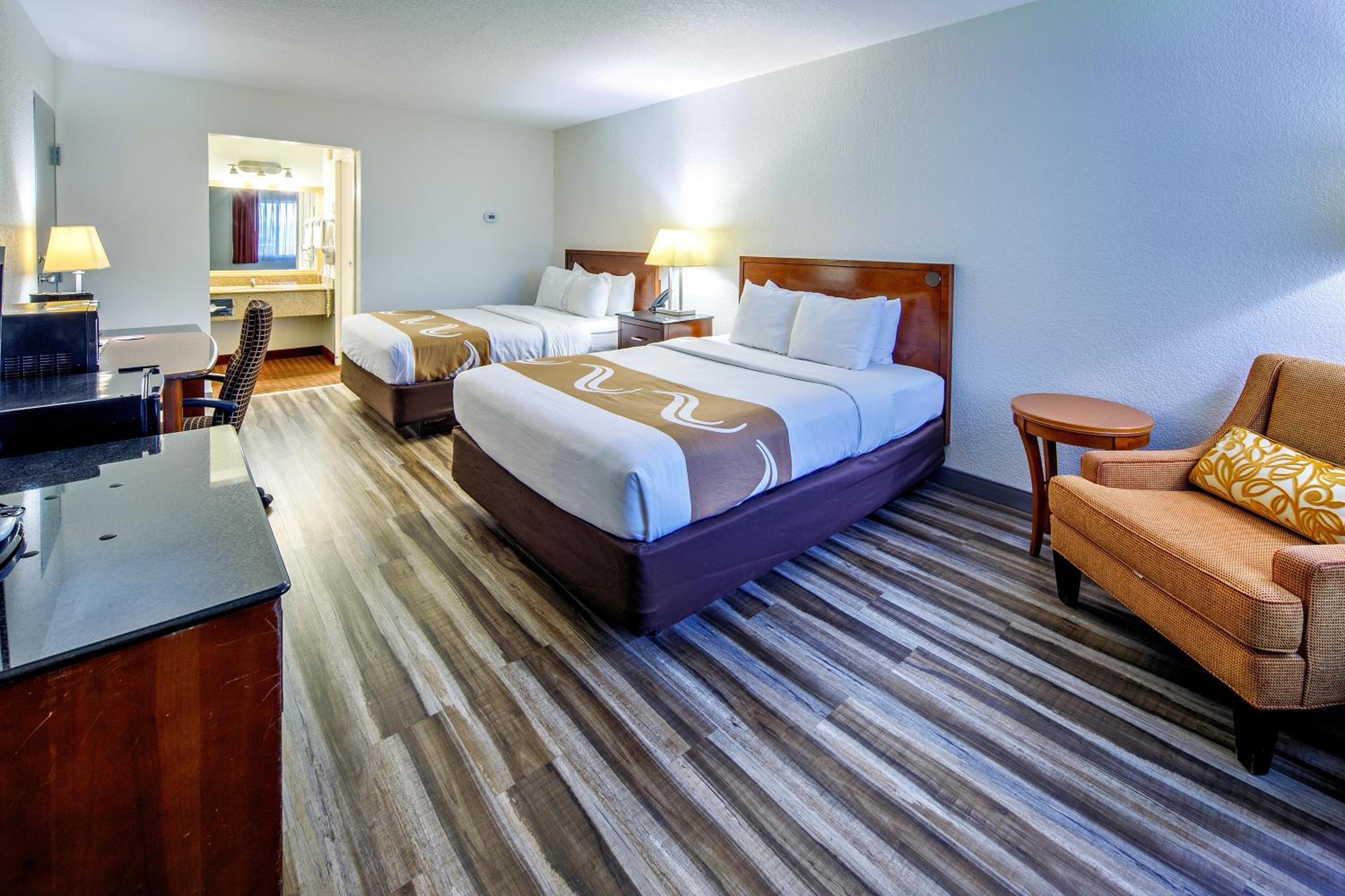 Queen Room With Two Queen Beds - Non-Smoking - Photo 4