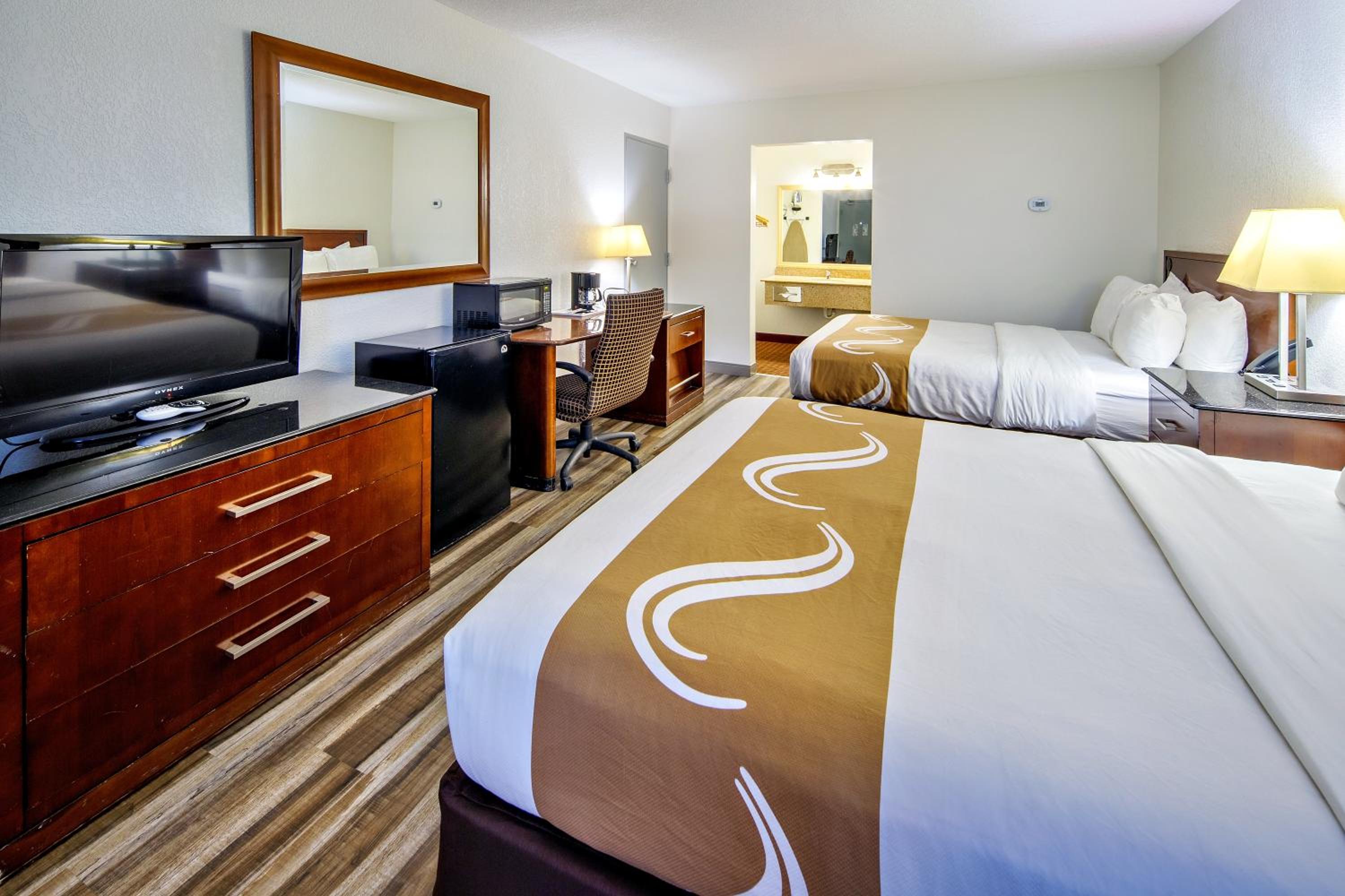 Queen Room With Two Queen Beds - Non-Smoking - Photo 2