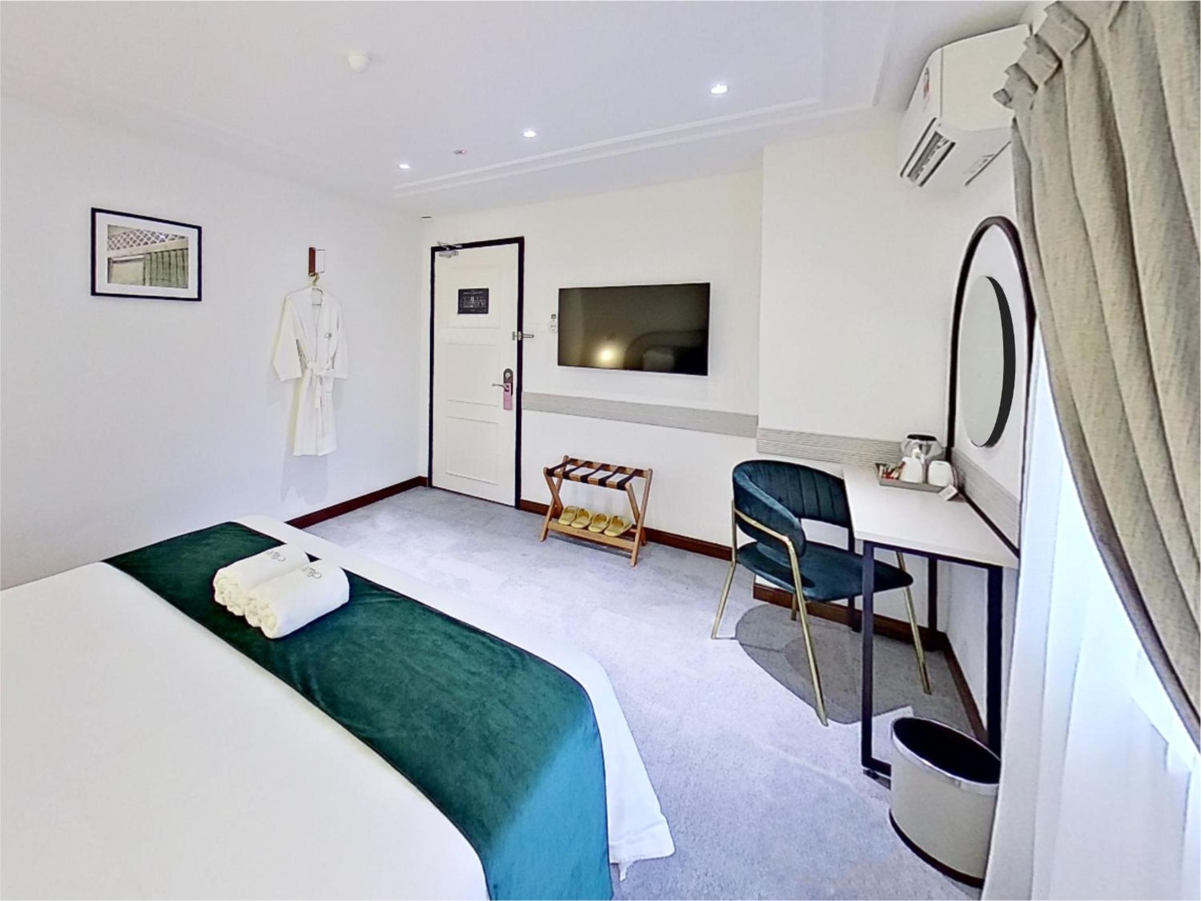 Double Room with Shared Bathroom photo 3