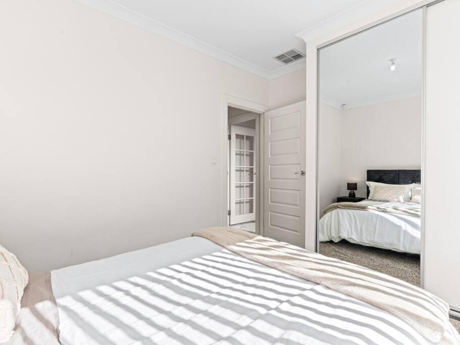 Six-Bedroom House photo 1