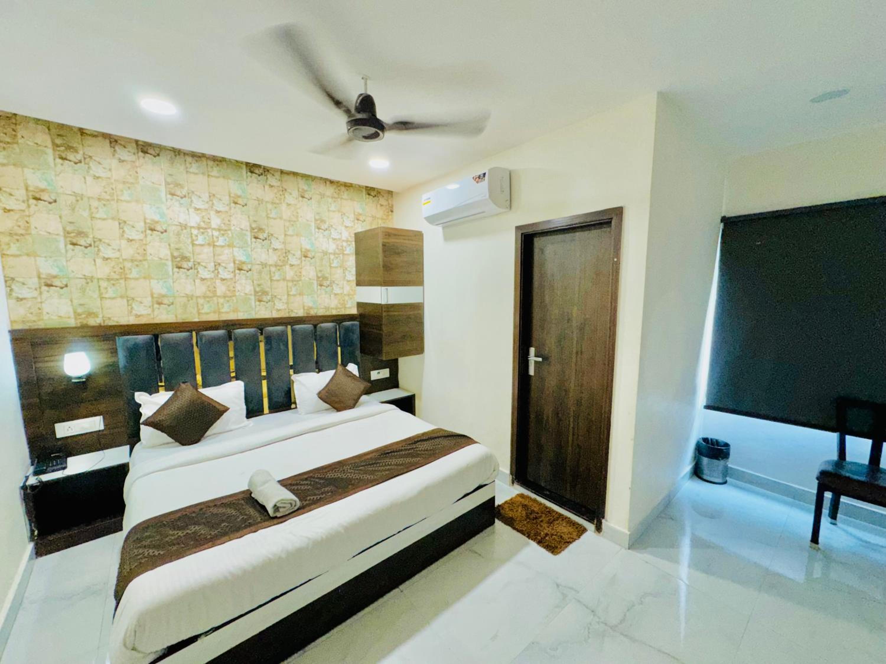 Deluxe Room (2 Adults + 1 Child)