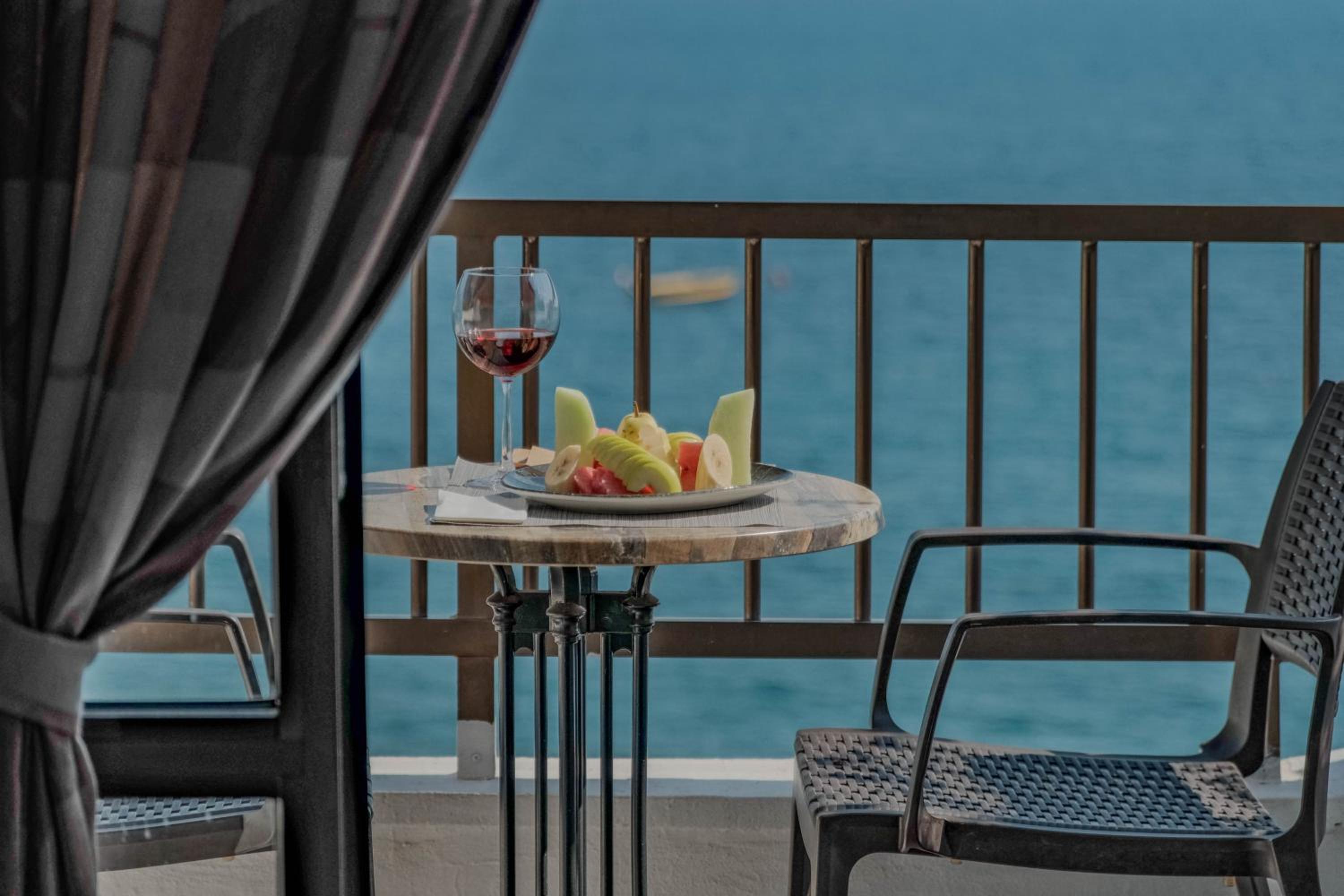 Double or Twin Room with Sea View - Photo 14