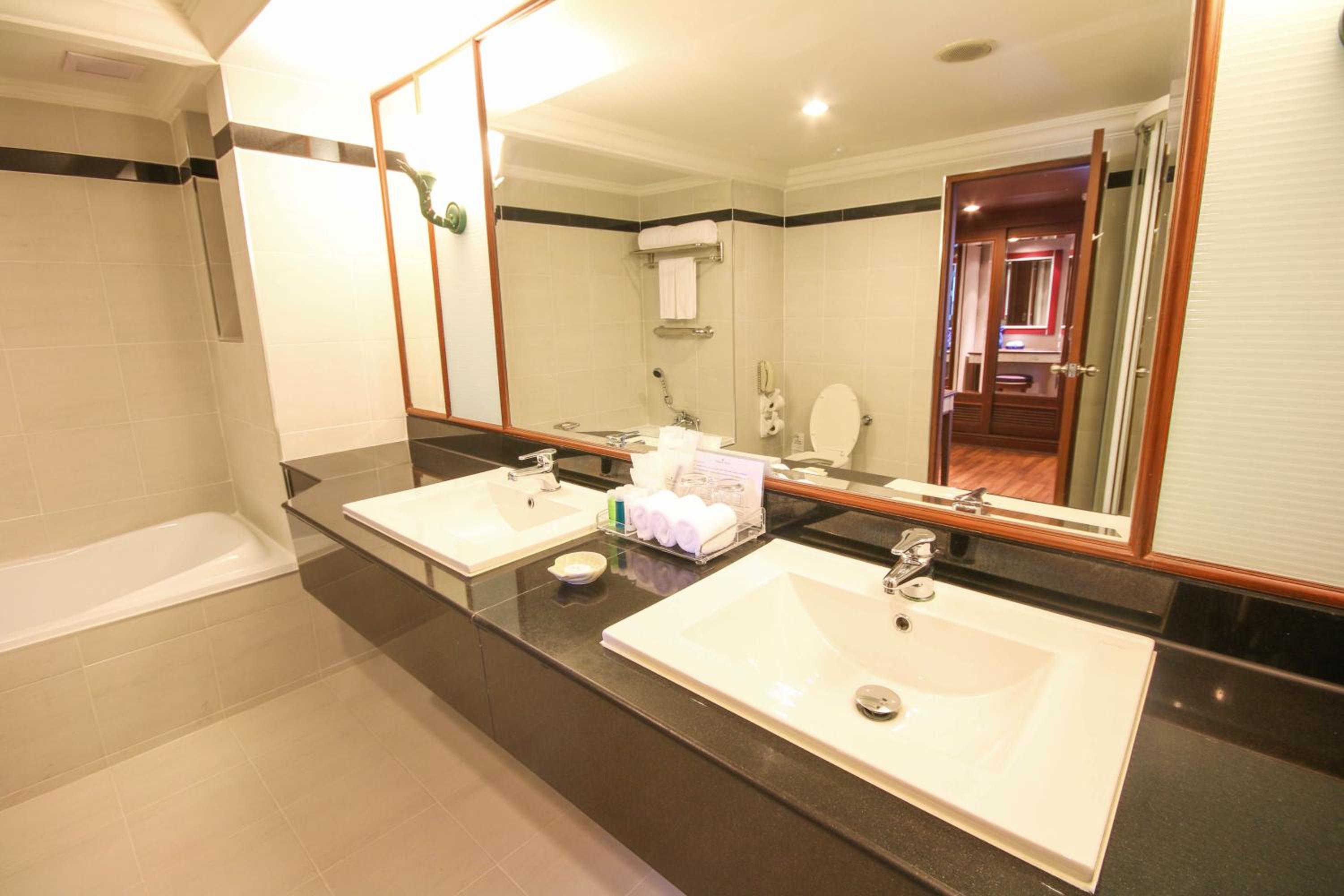 Grand Superior 2 Single Beds, 65 Sqm, Free Wifi, 2 Free Bottles Of Water, Tv, Working Desk photo 3