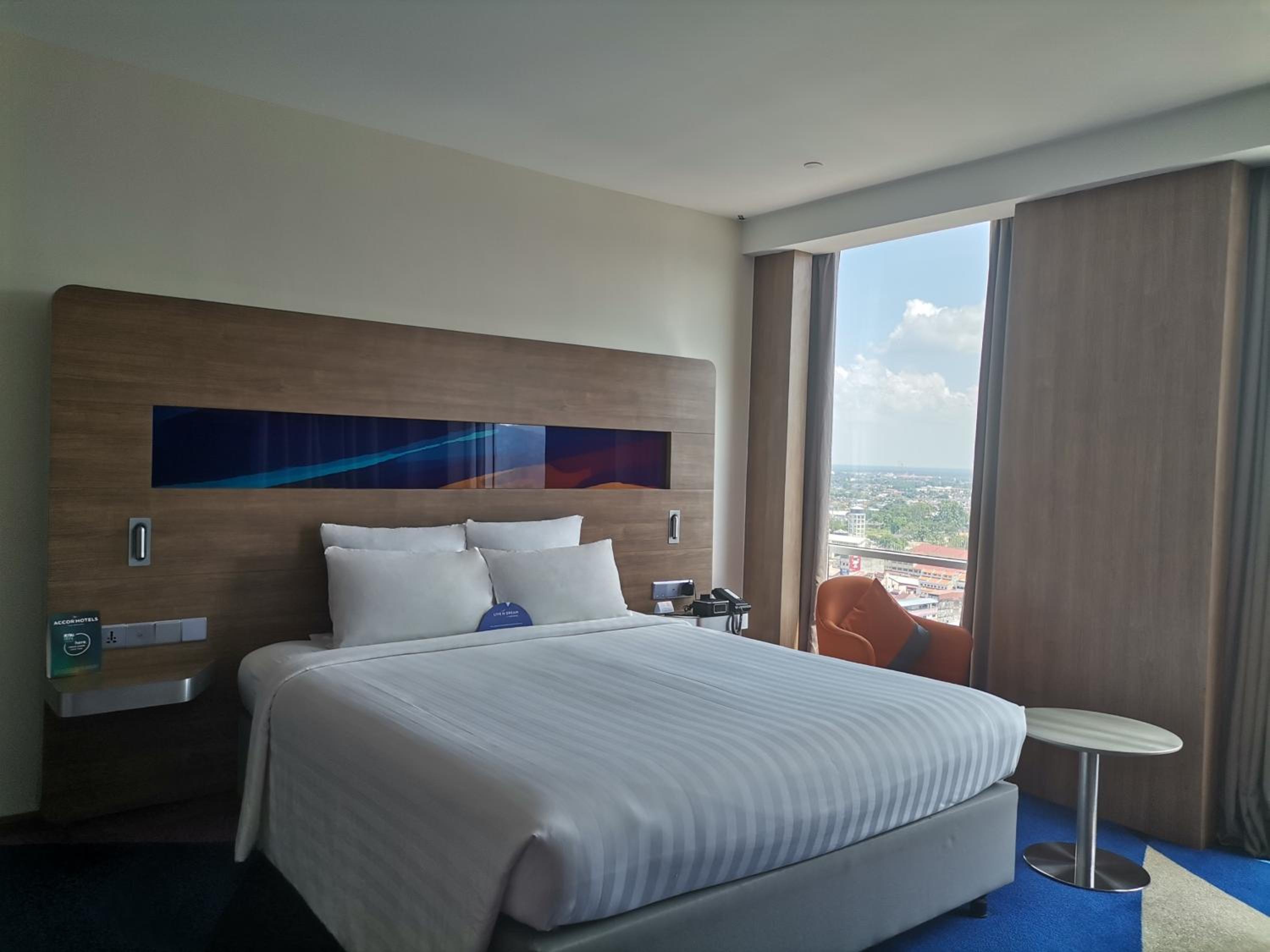 Grand Deluxe Room with King Bed photo 2