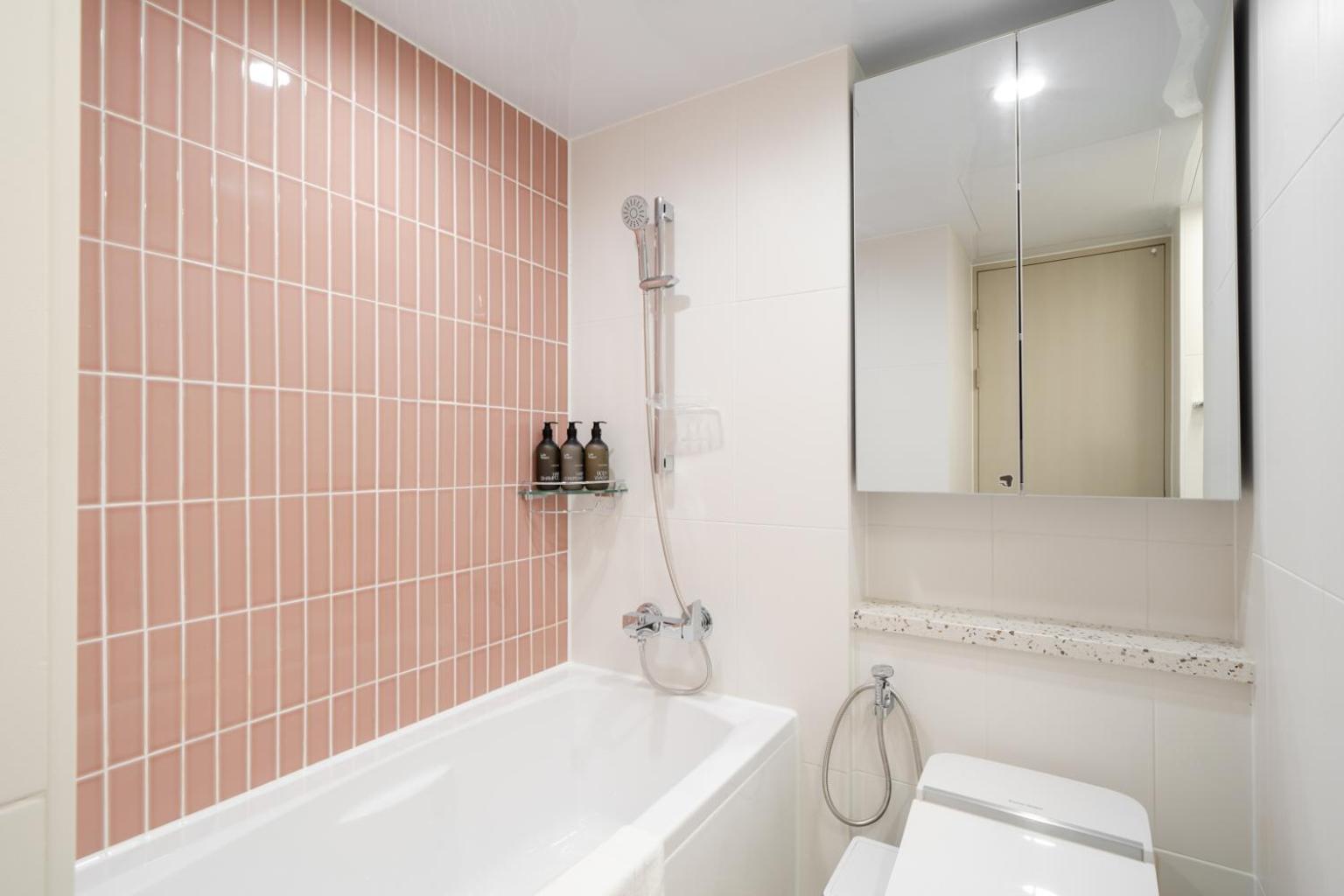 Studio with Bath - Photo 9