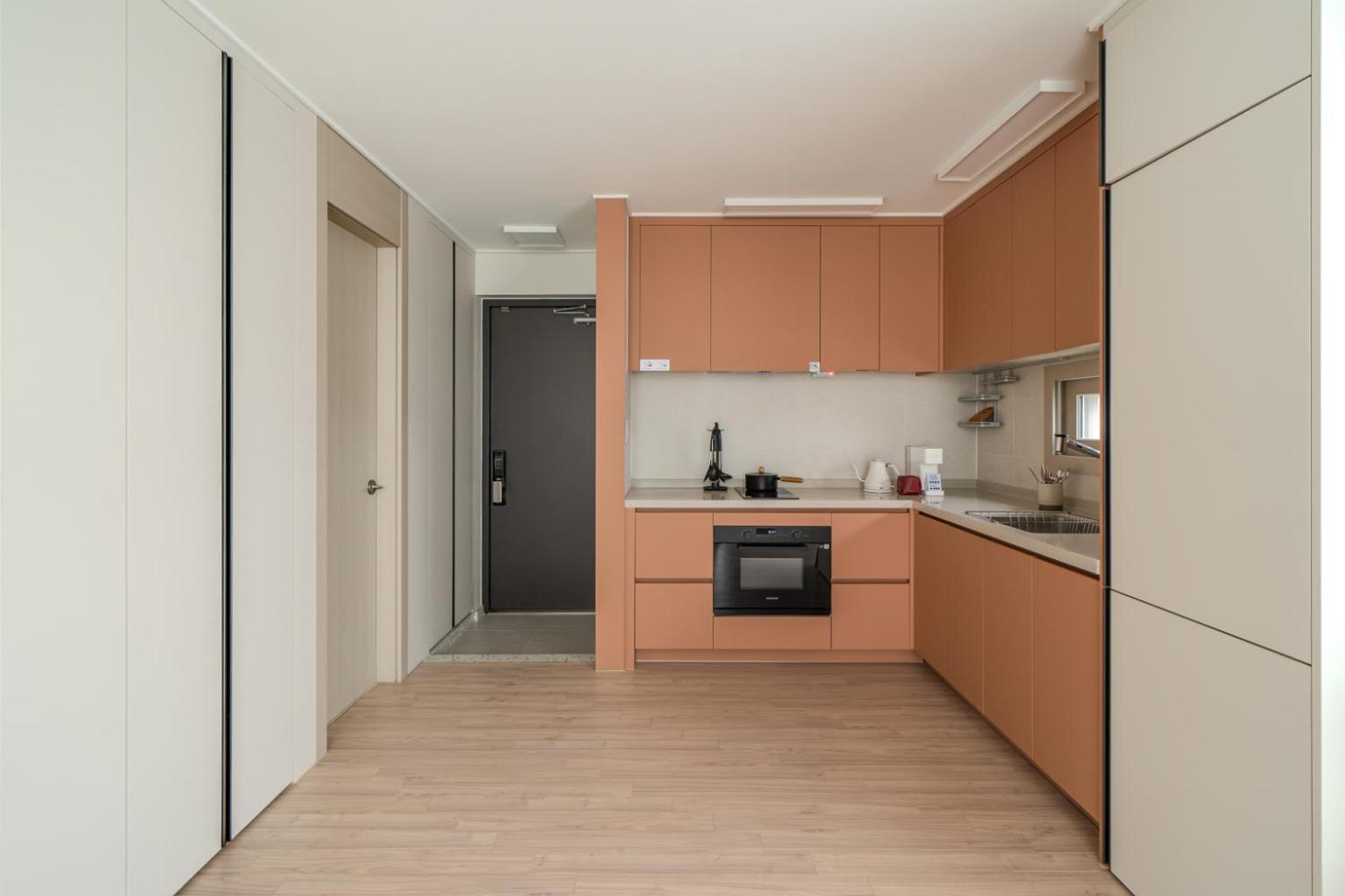 Studio Wide - Photo 7