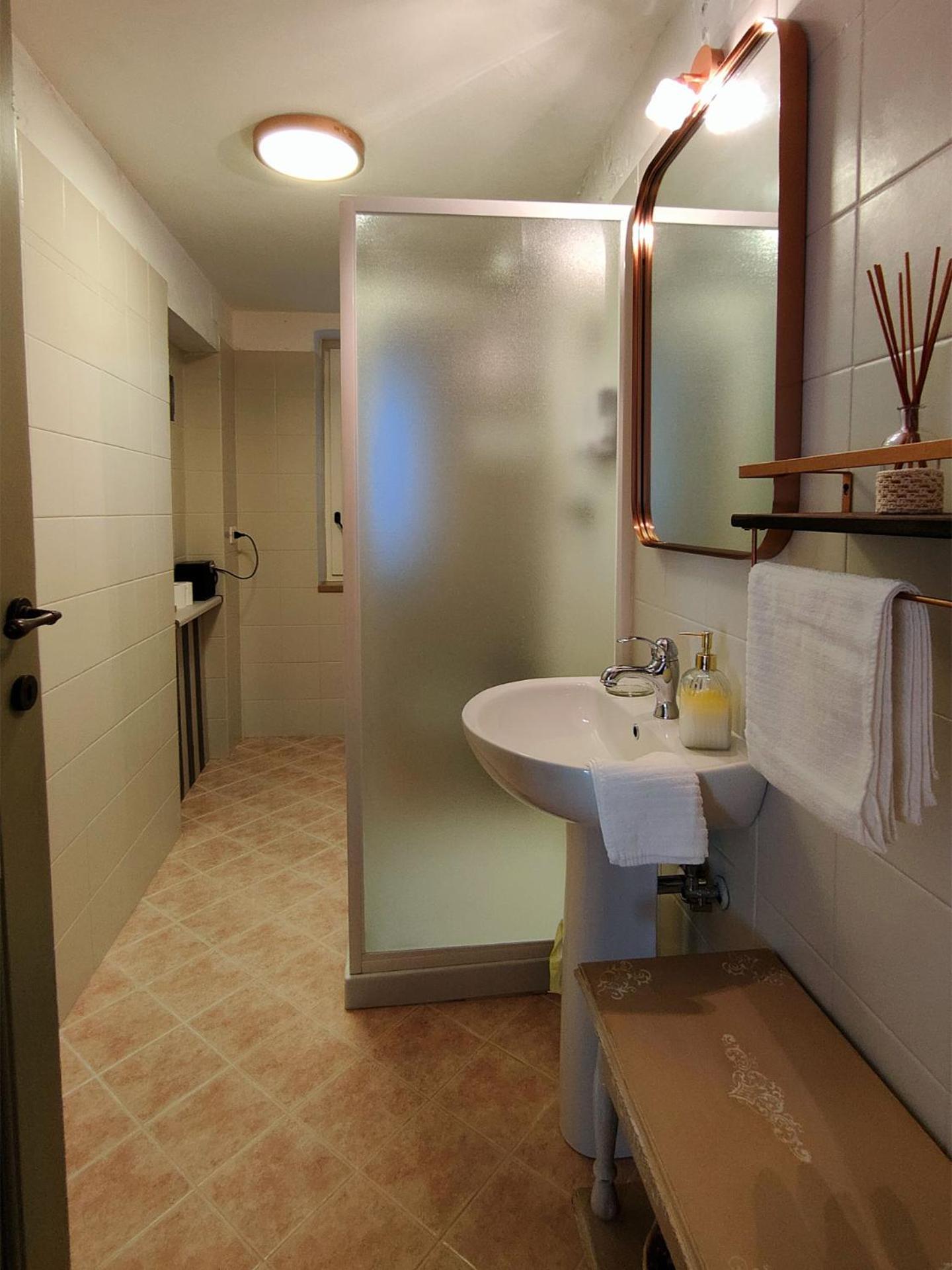 Large Double Room - Photo 8