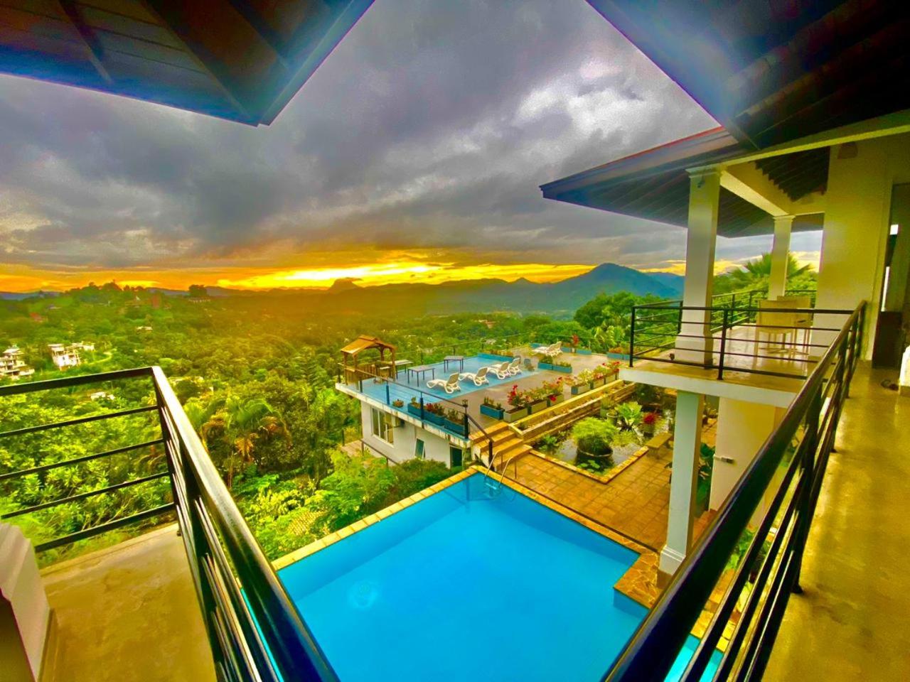 Deluxe Double Room With Balcony photo 2