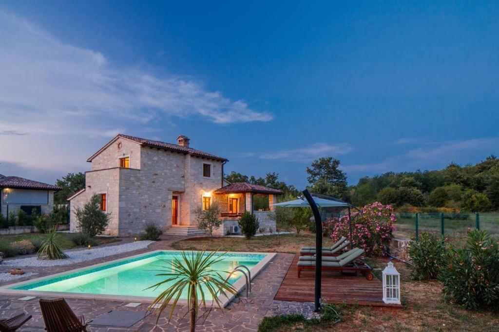 Villa photo 2