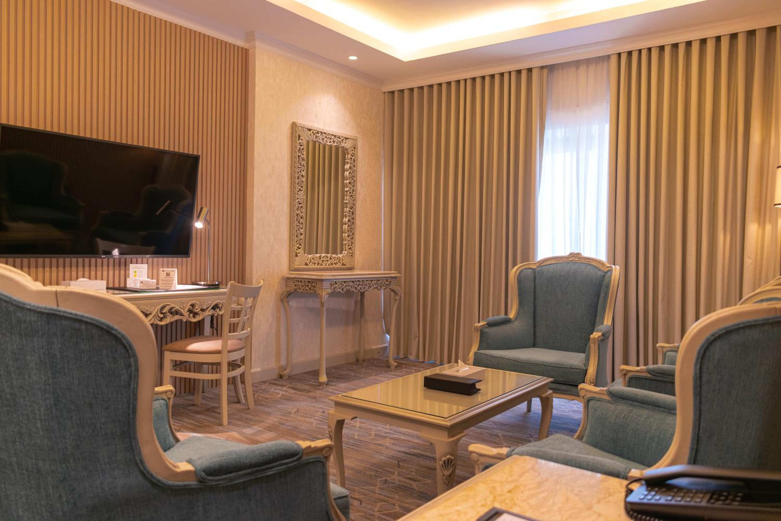 Executive King Suite - Non-Smoking thumbnail 5