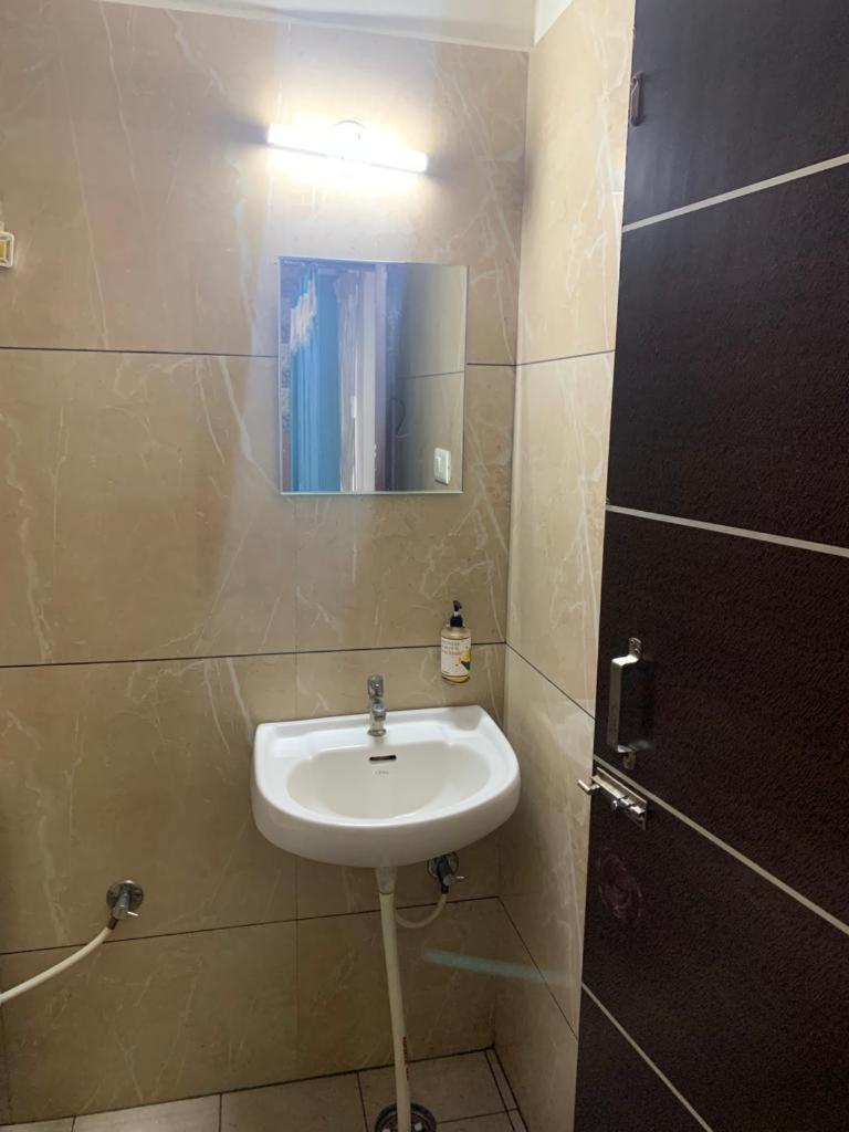 Standard Double Room with Fan - Photo 8