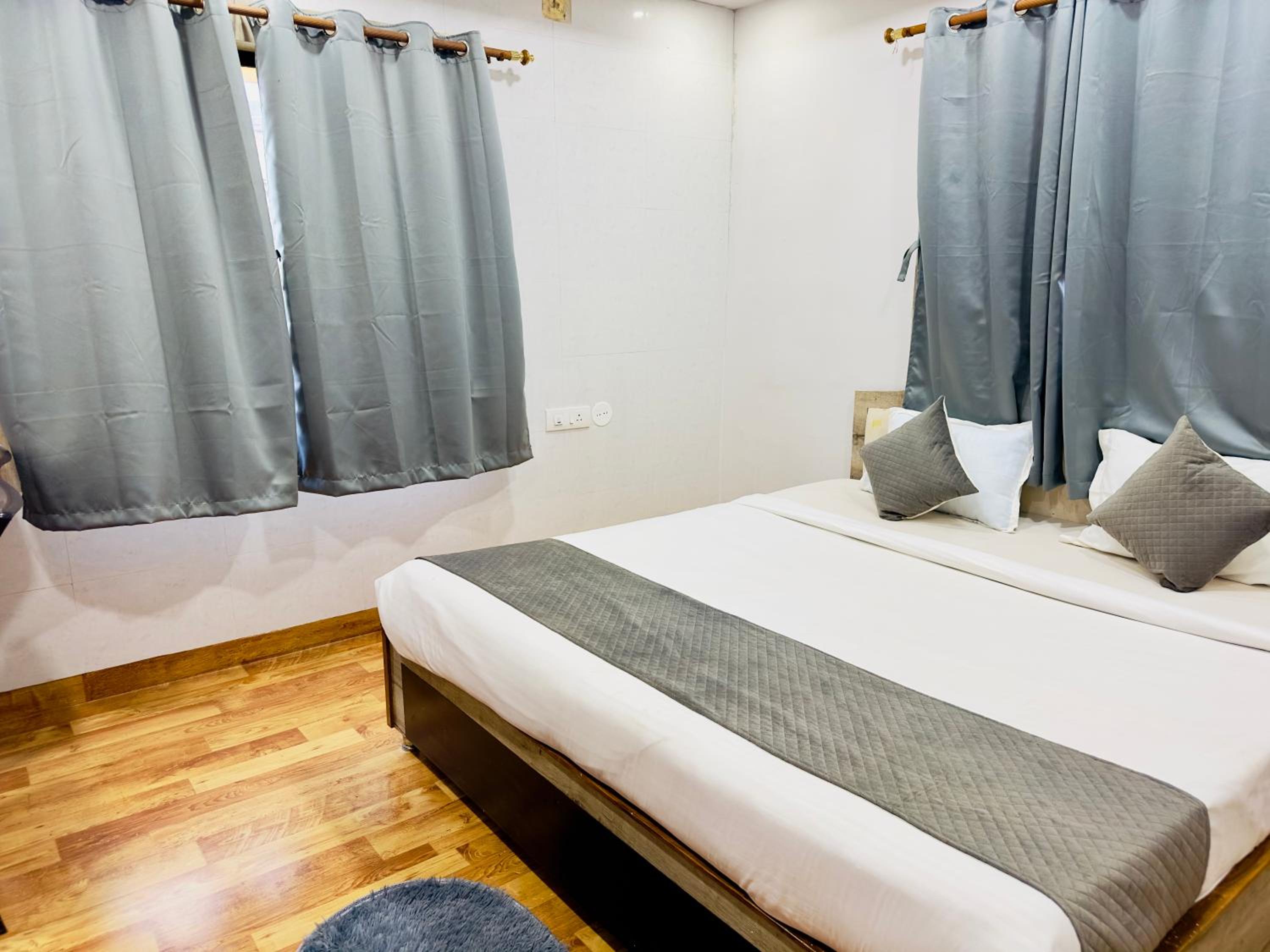 Deluxe Double Room (2 Adults + 1 Child) photo 2