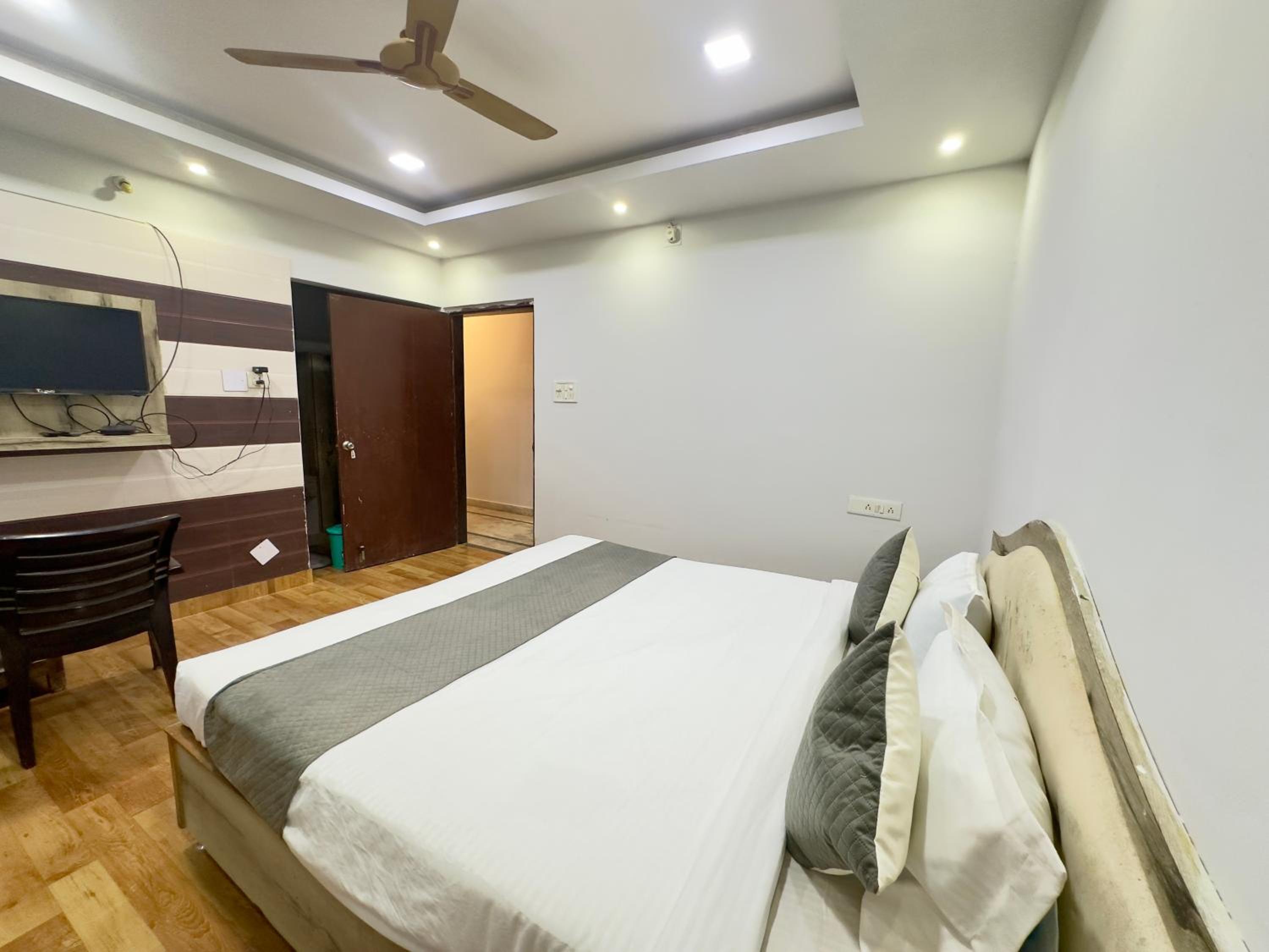 Deluxe Double Room (2 Adults + 1 Child) photo 3