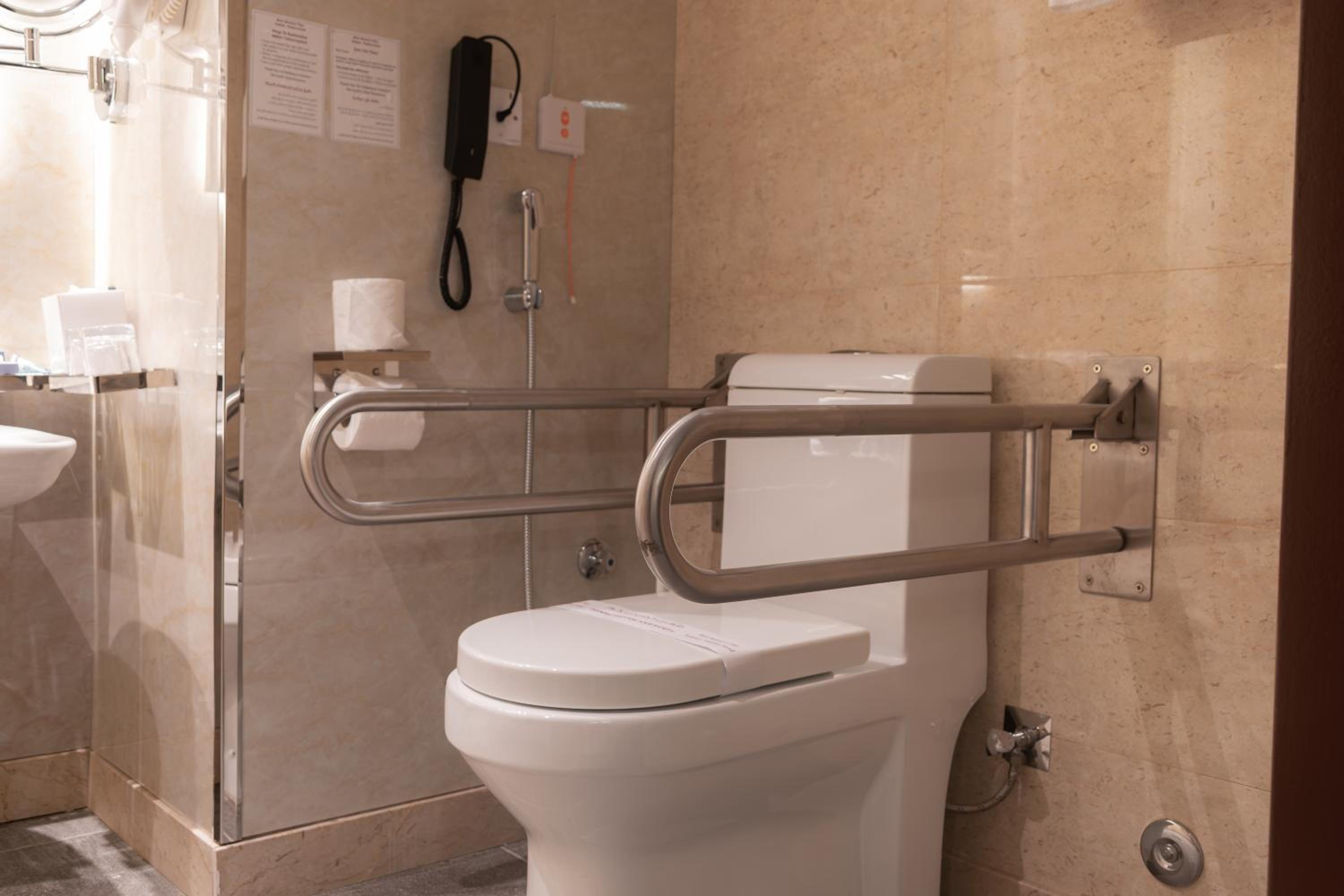 Deluxe Twin Room with Roll-In Shower - Disability Access/Non-Smoking thumbnail 6