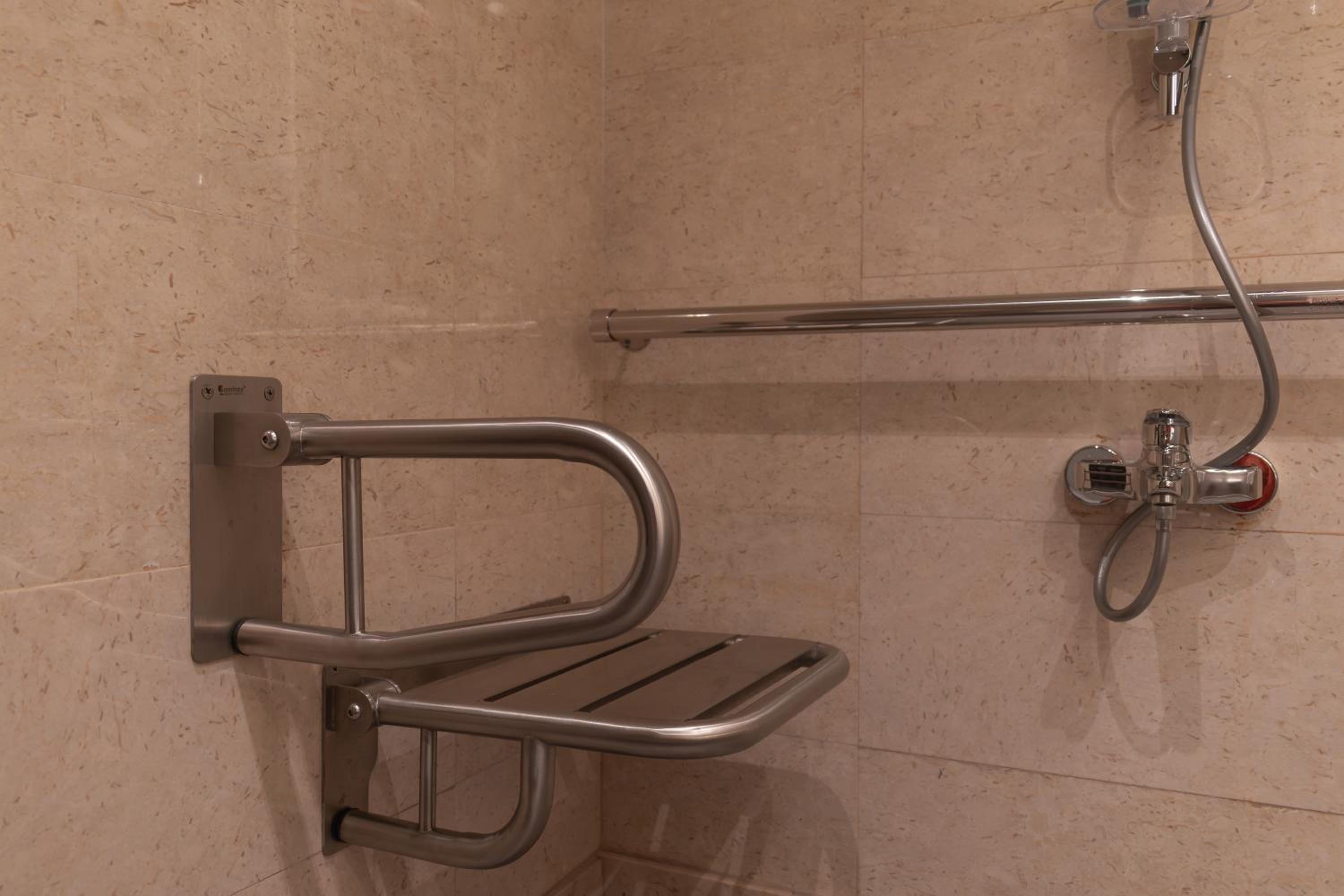 Deluxe Twin Room with Roll-In Shower - Disability Access/Non-Smoking thumbnail 5