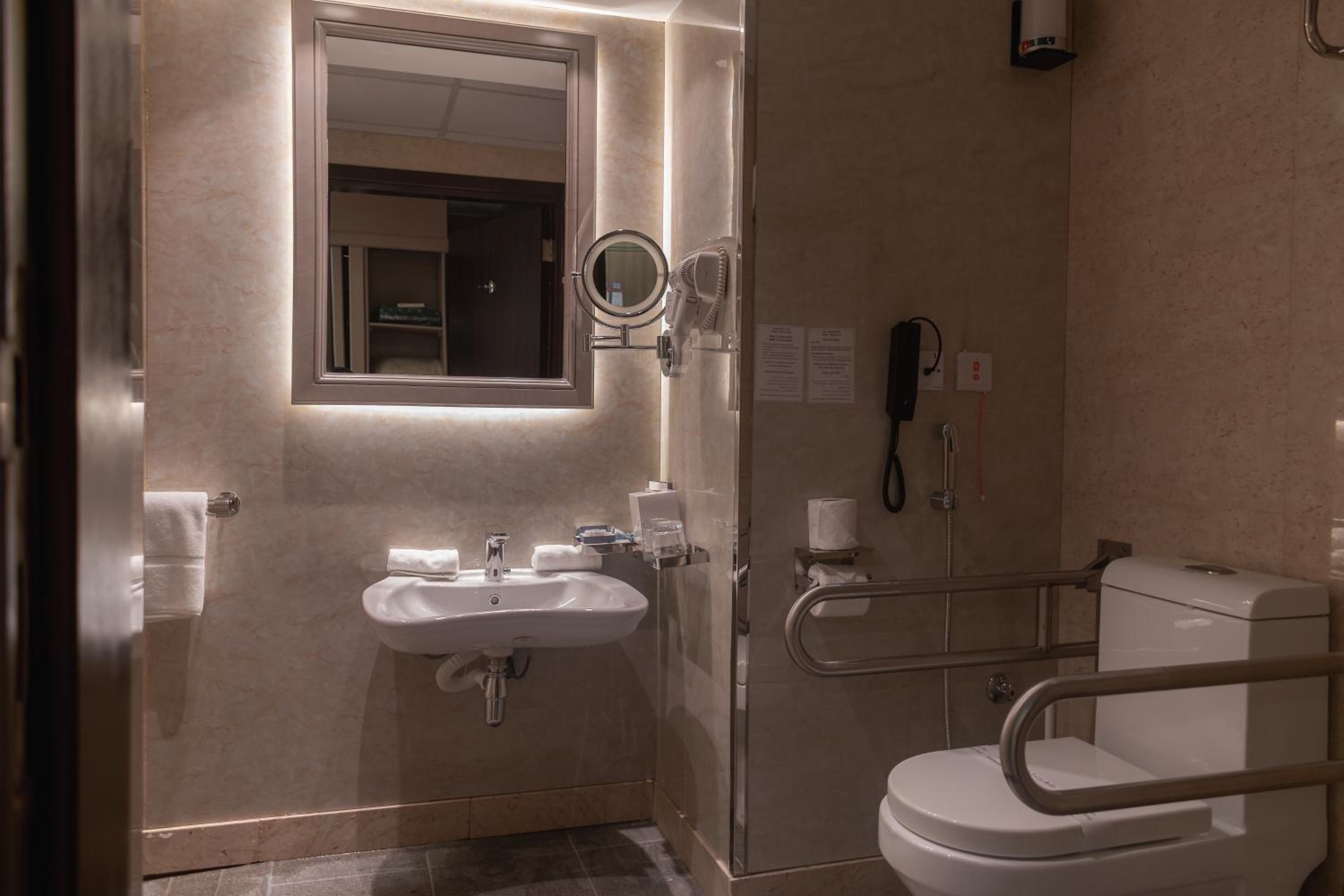 Deluxe Twin Room with Roll-In Shower - Disability Access/Non-Smoking
