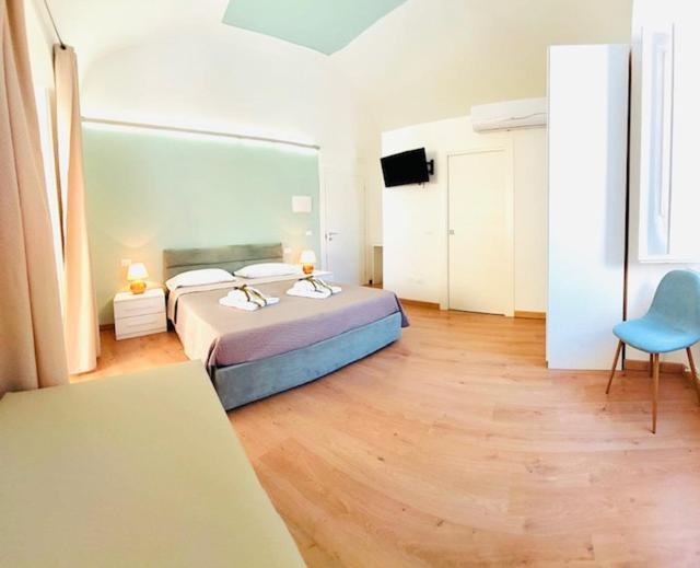 Double Room with Balcony - Photo 2