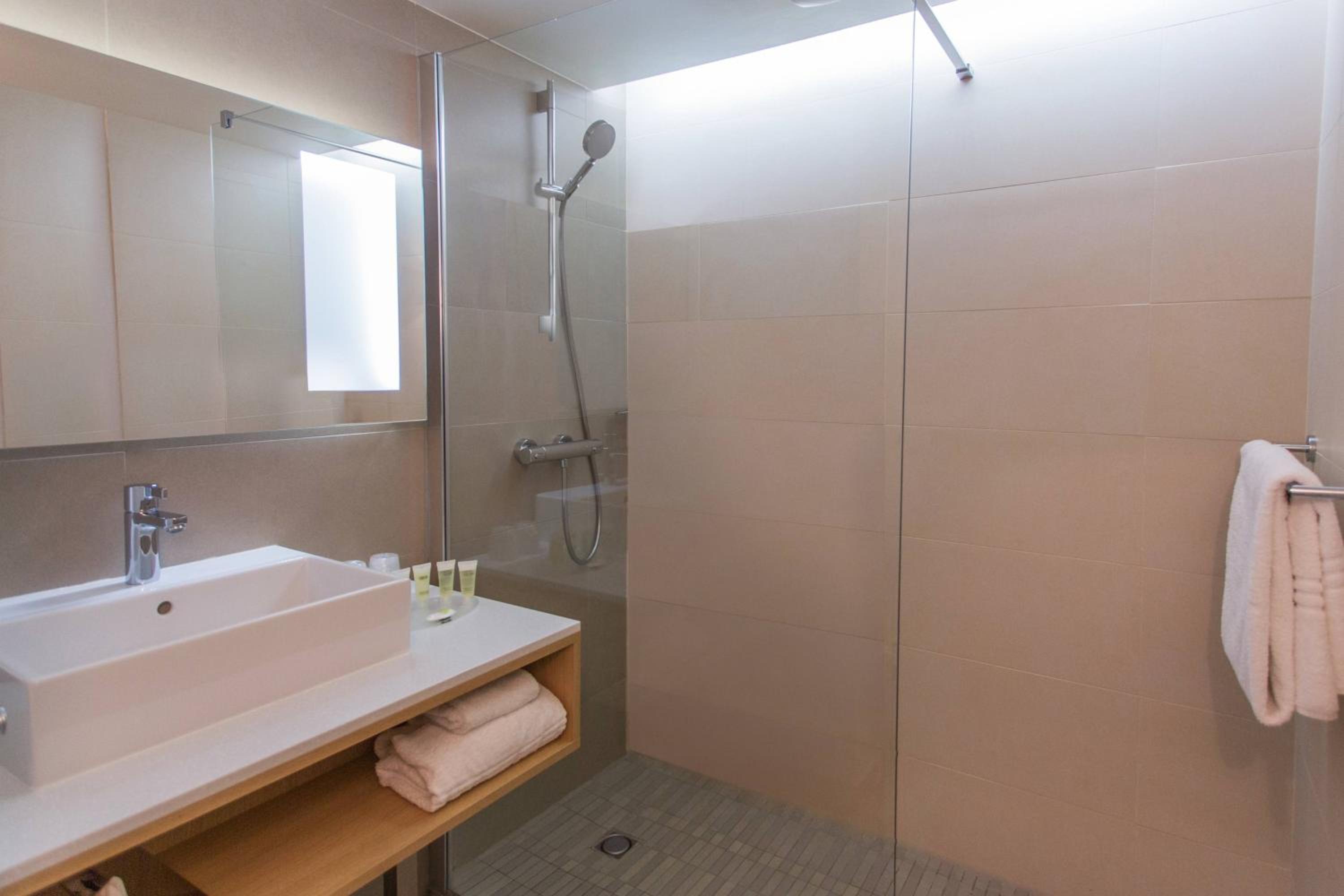 Superior Twin Room with Balcony - Photo 4