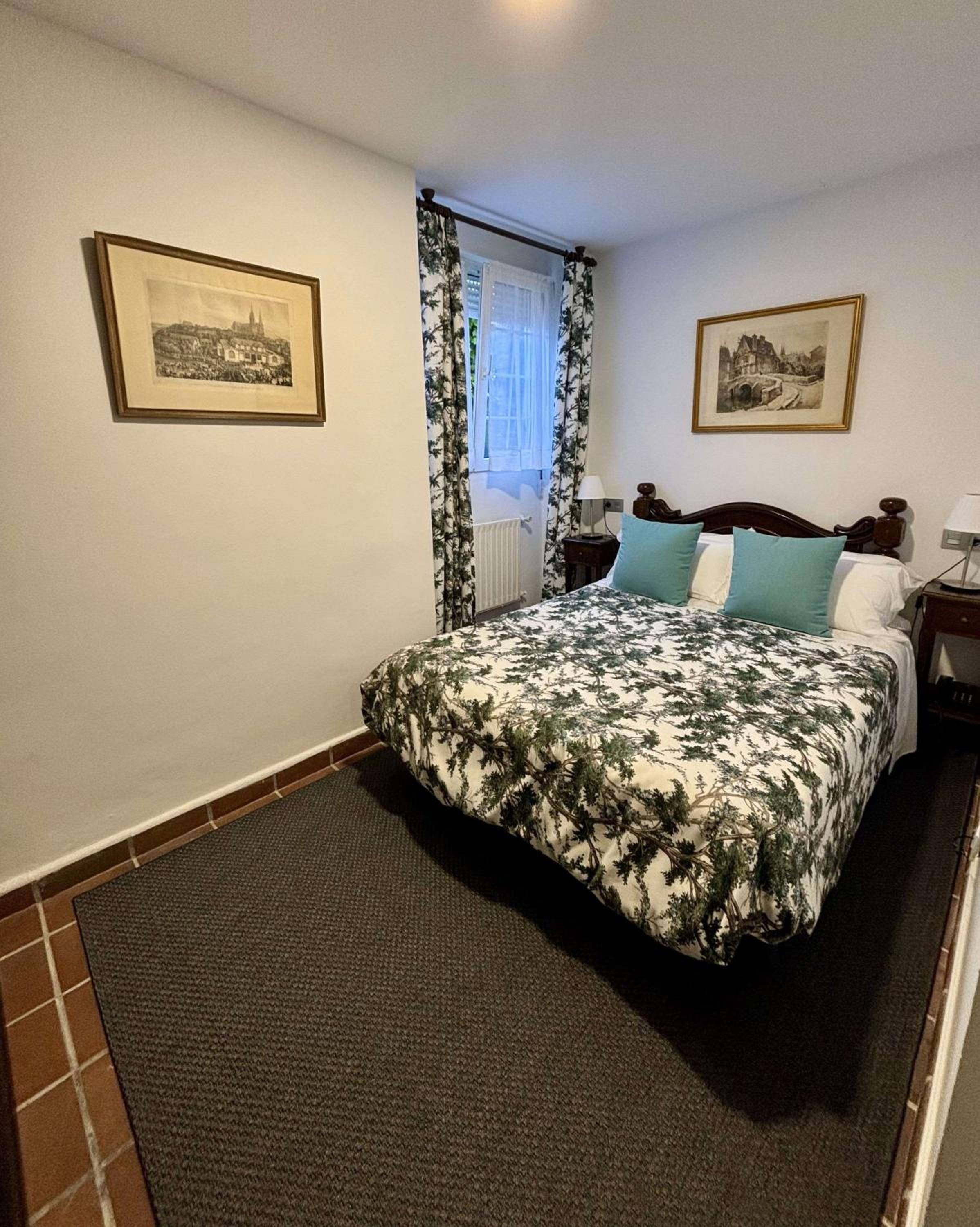 Family Room with Shared Bathroom photo 2
