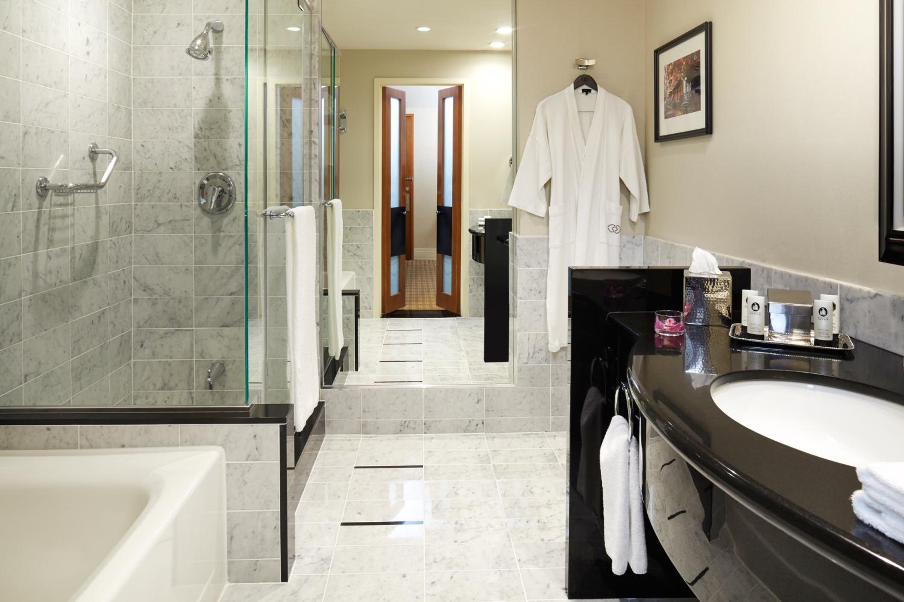 Luxury Corner King Room - Photo 6