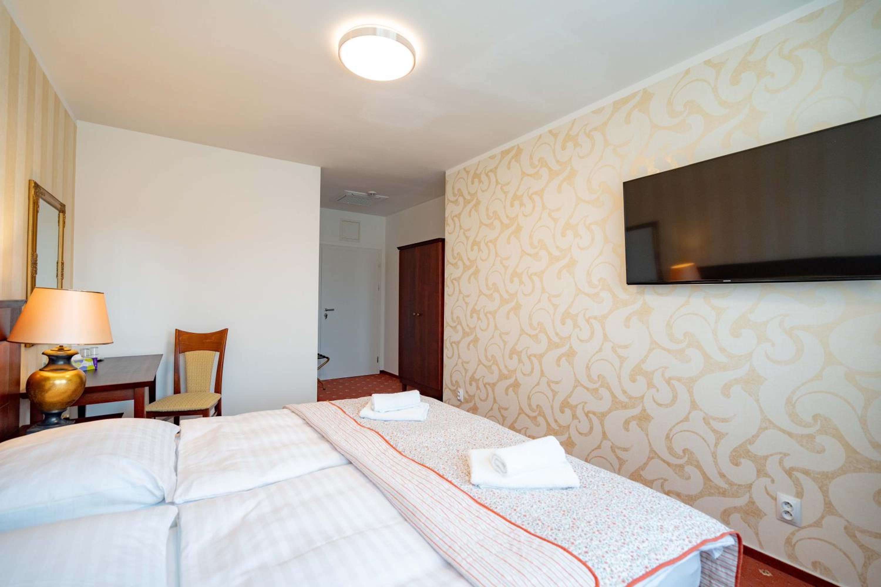 Double or Twin Room with City View photo 3
