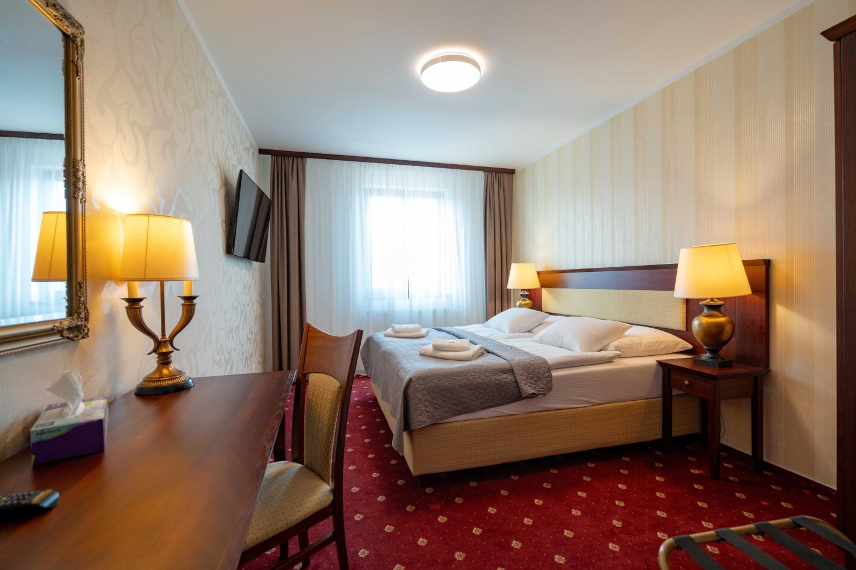 Double or Twin Room with City View photo 1