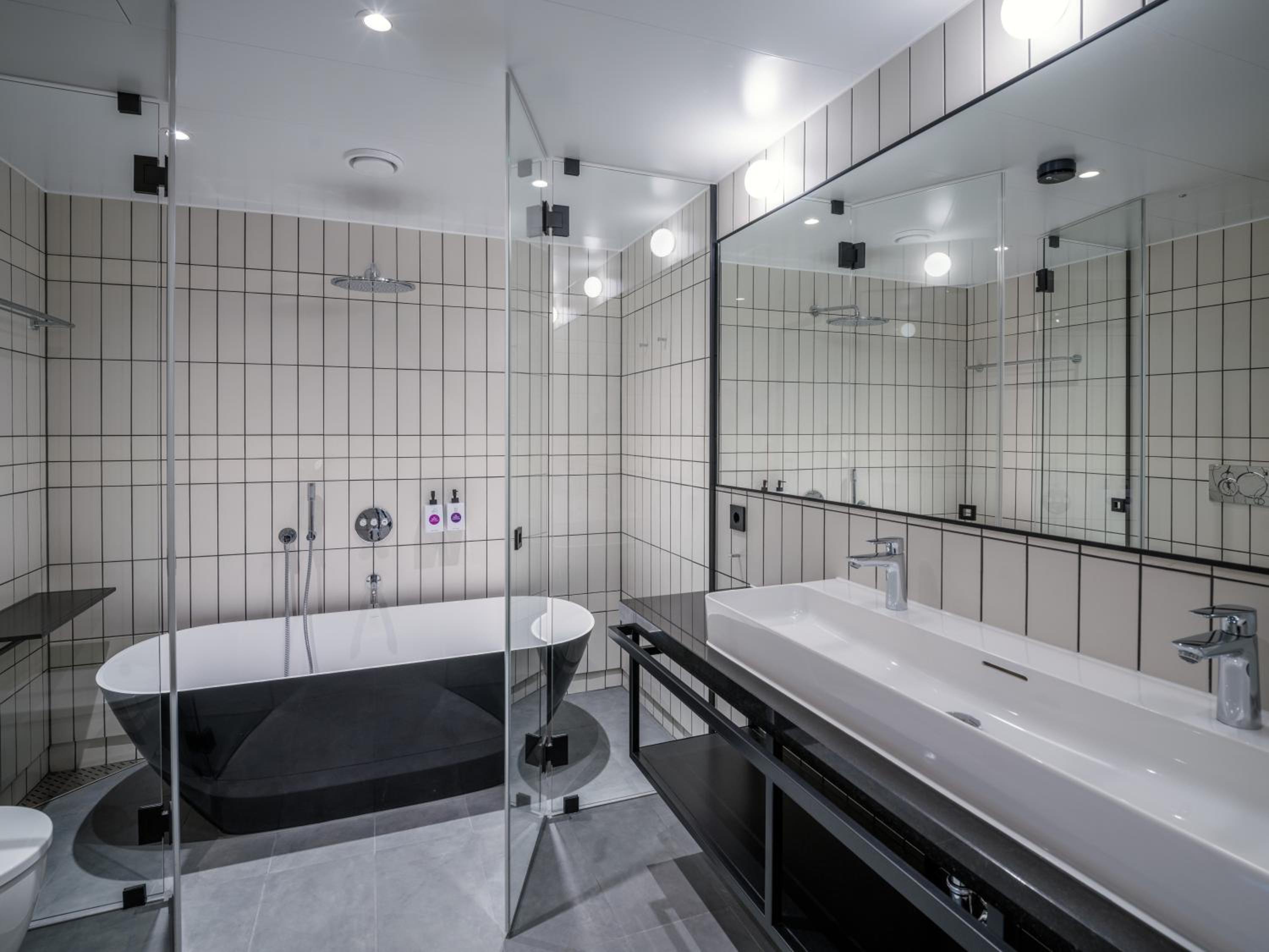 Suite - Photo 13