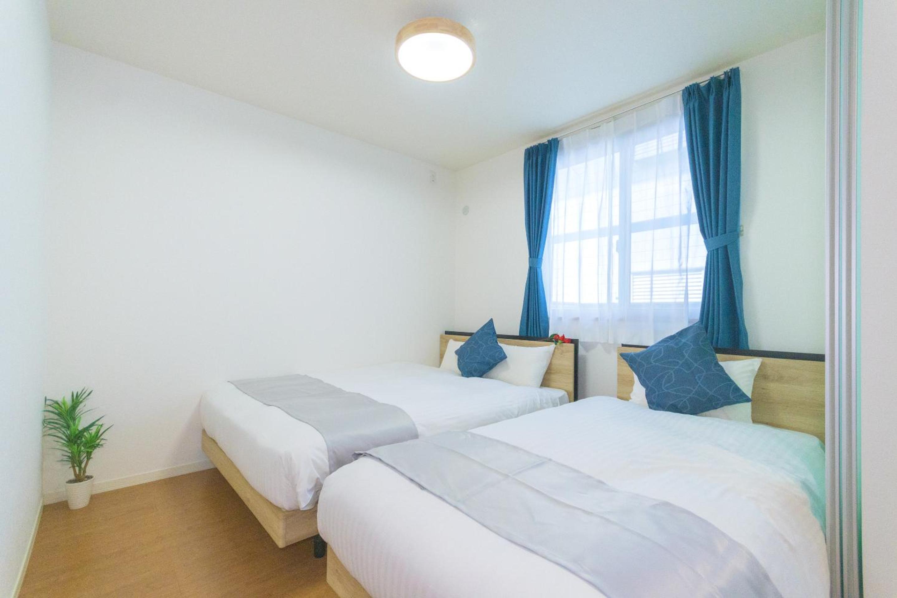 Family Room (Two Double Beds and One Single Beds) with Kitchen - Non-Smoking - Cleaning Fee Extra photo 1