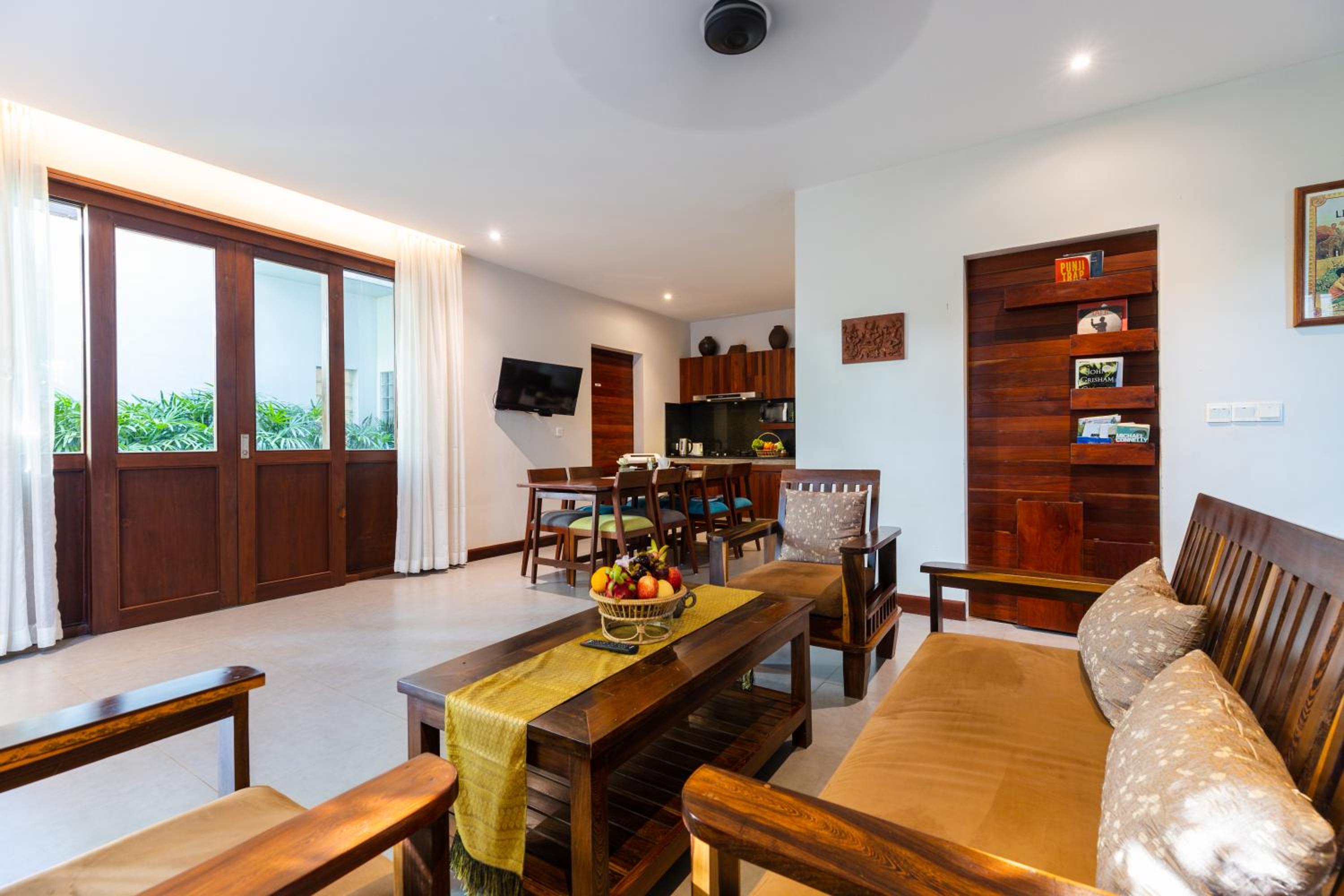 Spacious 3 Bedrooms Villa with Garden View - Photo 2