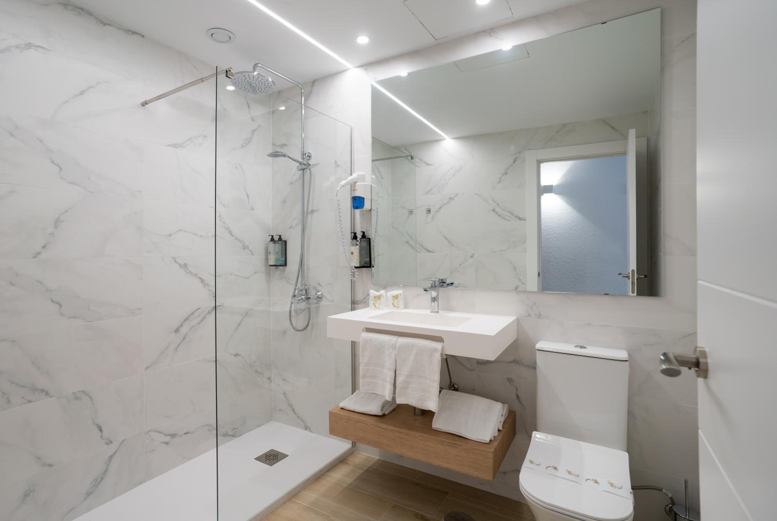 Superior Double or Twin Room with Pool View photo 2