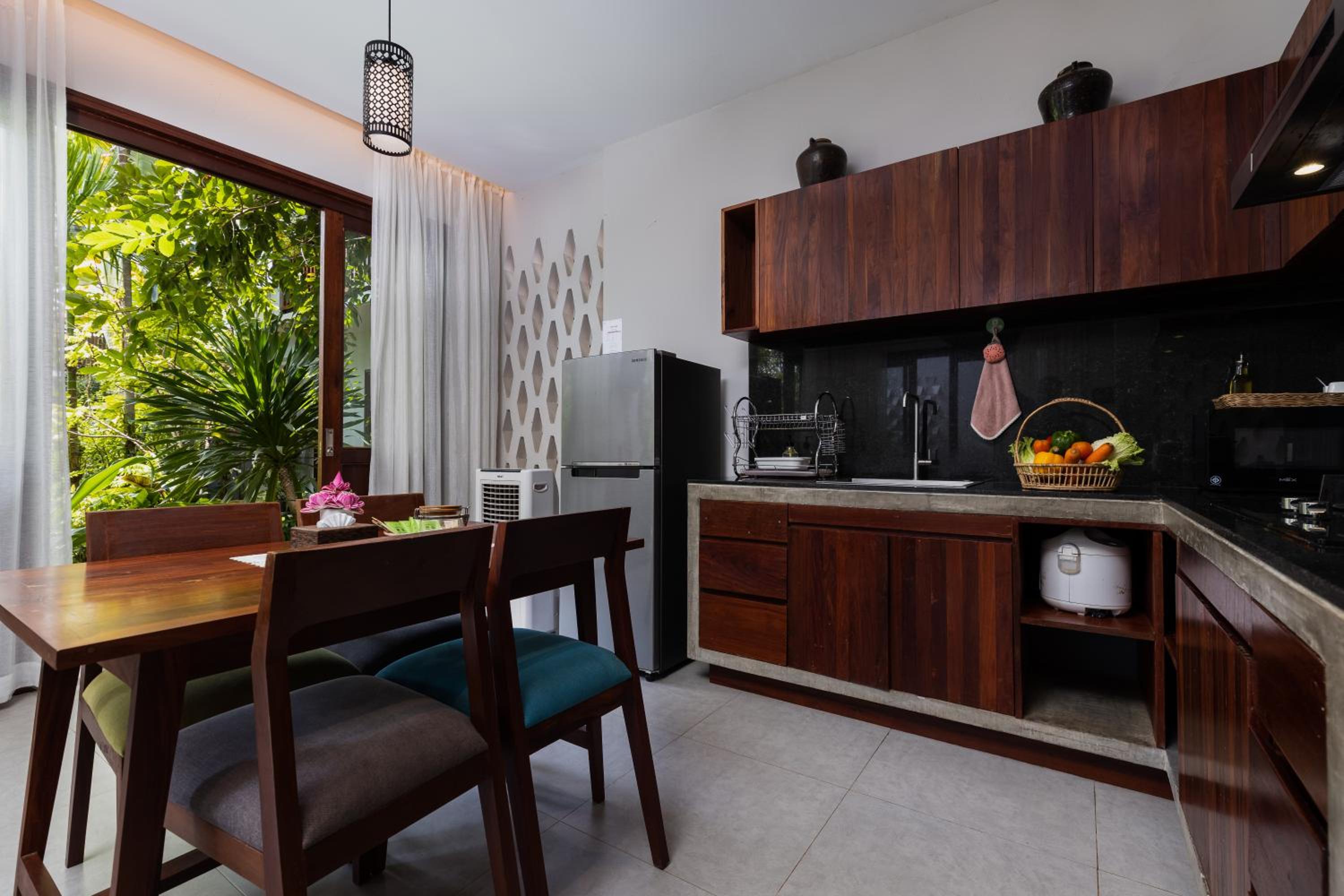 Spacious 2-Bedroom Villa with Pool View - Photo 7