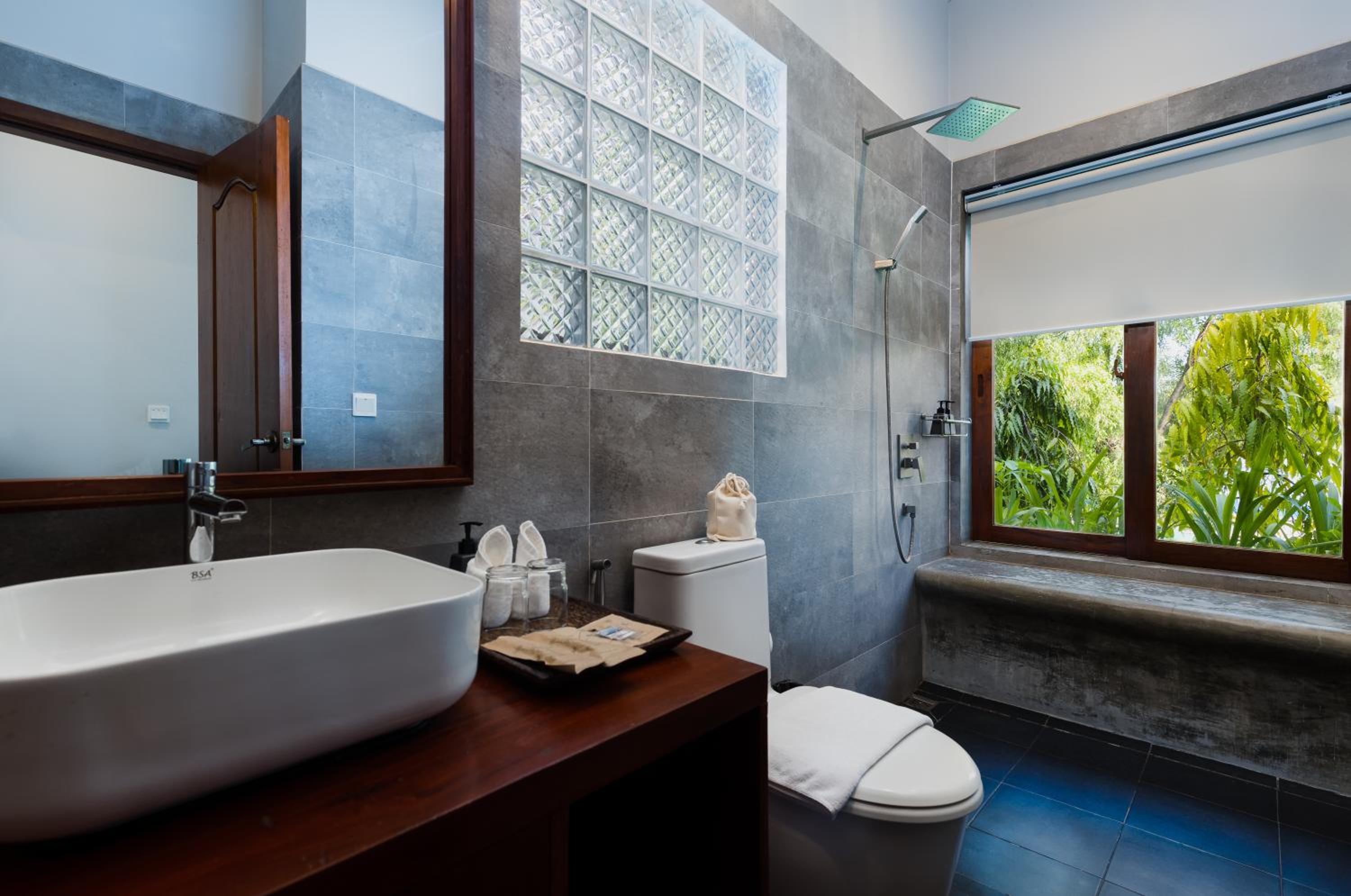 Spacious 2-Bedroom Villa with Pool View - Photo 9