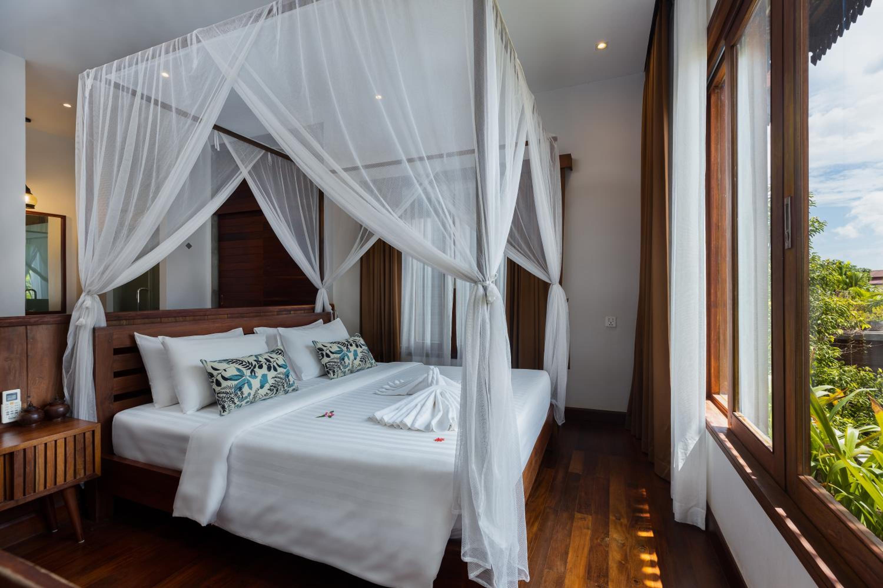 Spacious 2-Bedroom Villa with Pool View - Photo 1