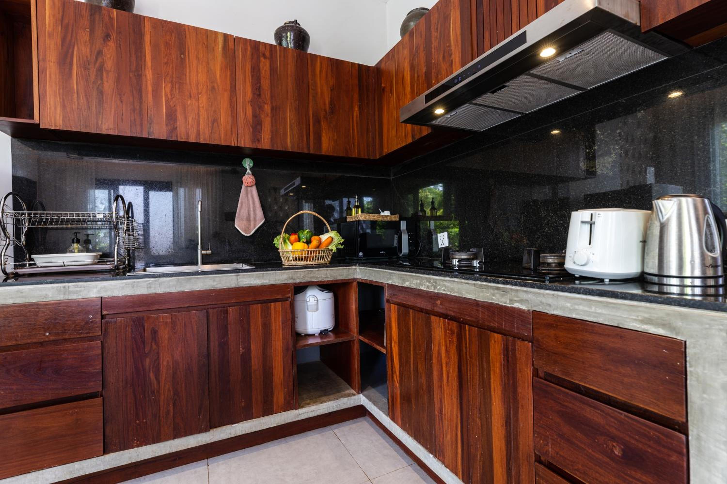 Spacious 2-Bedroom Villa with Pool View - Photo 5