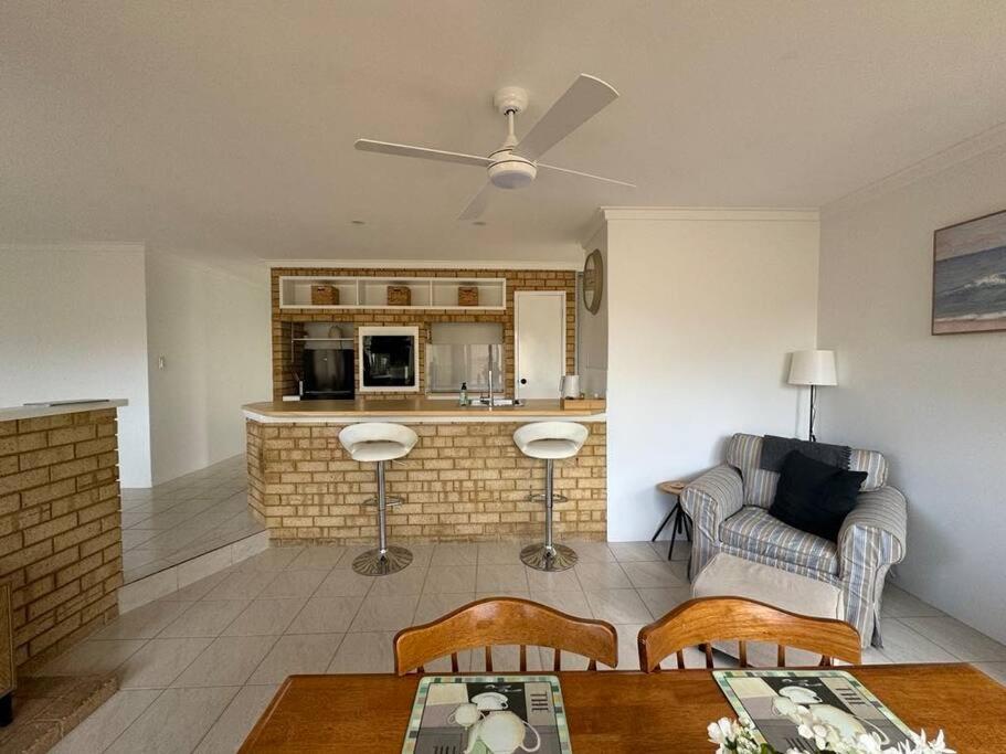 Three-Bedroom House photo 3
