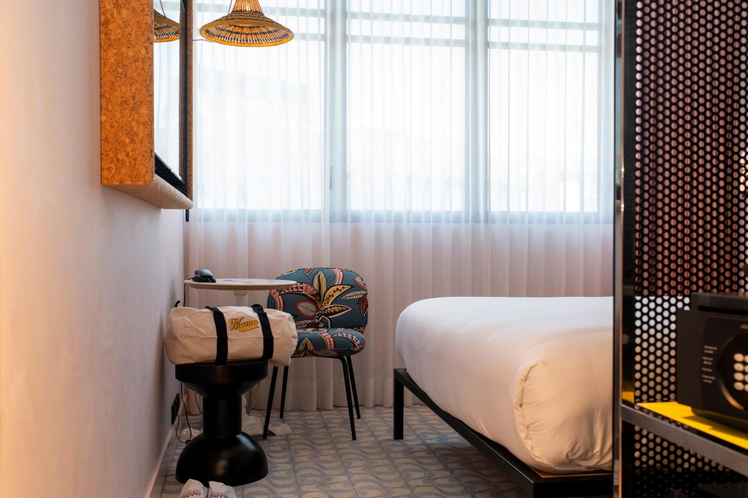 Medium Mama Double Room with King Bed and Avenue View - Photo 6